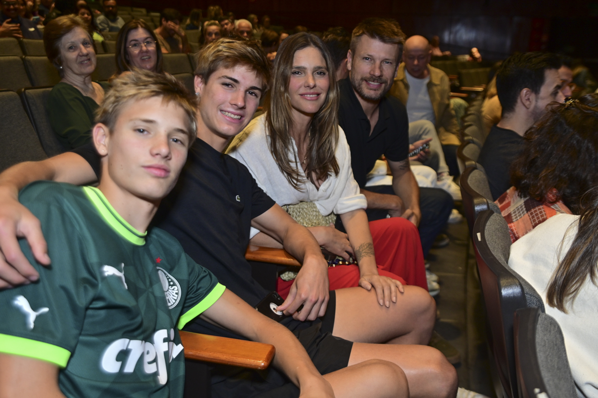 Fernanda Lima e Rodrigo Hilbert curtem noite no teatro com os filhos - Foto: Leo Franco / AgNews