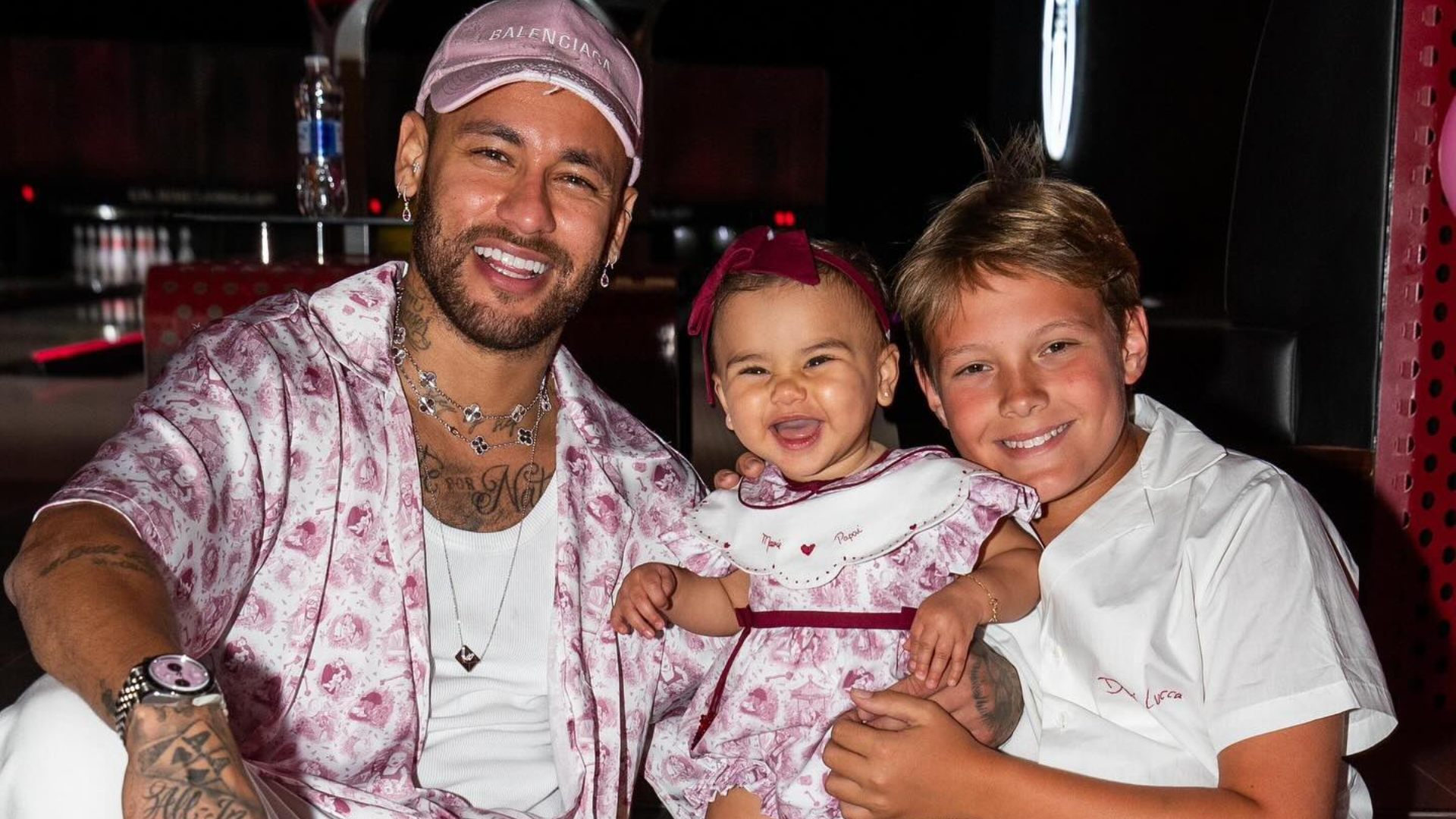 Neymar Jr curte Dia dos Pais com Davi Lucca e Mavie