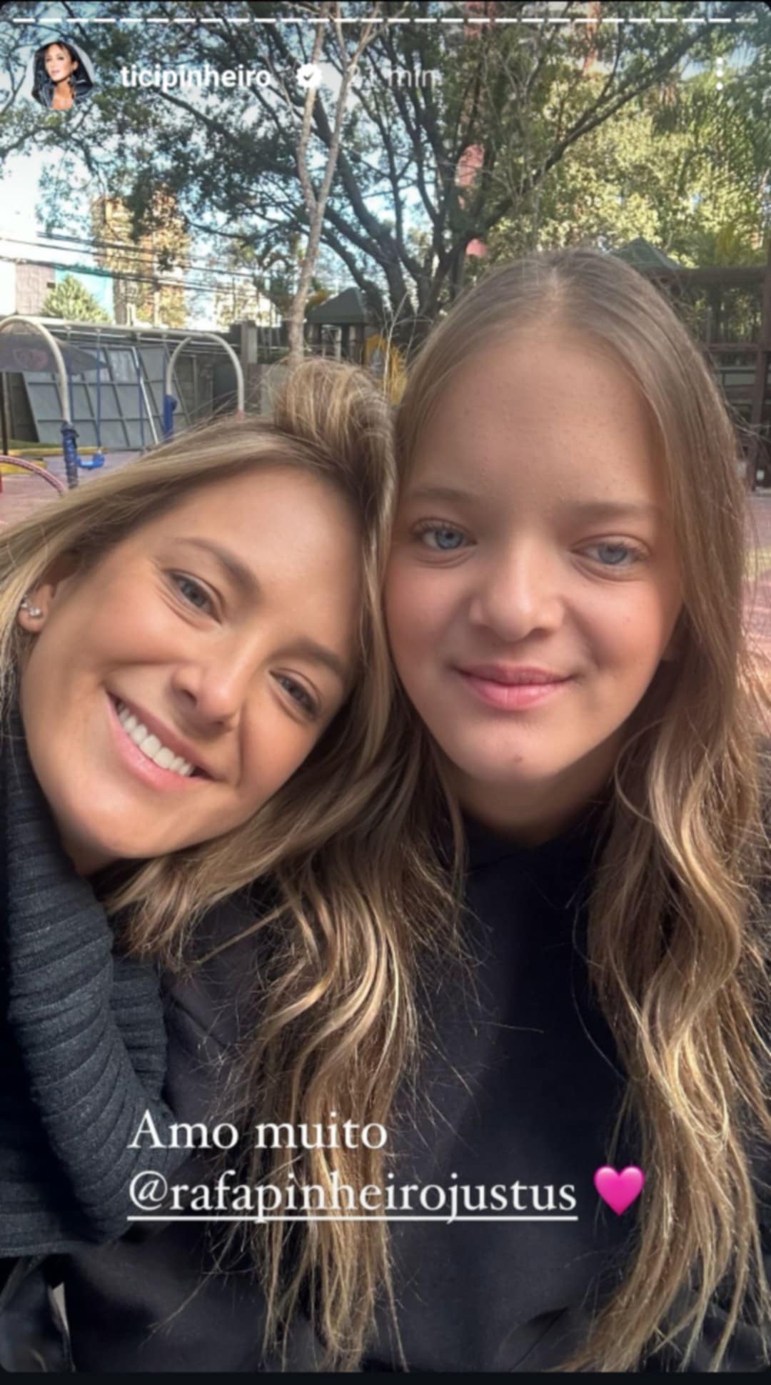 Ticiane Pinheiro e Rafaella Justus na escola