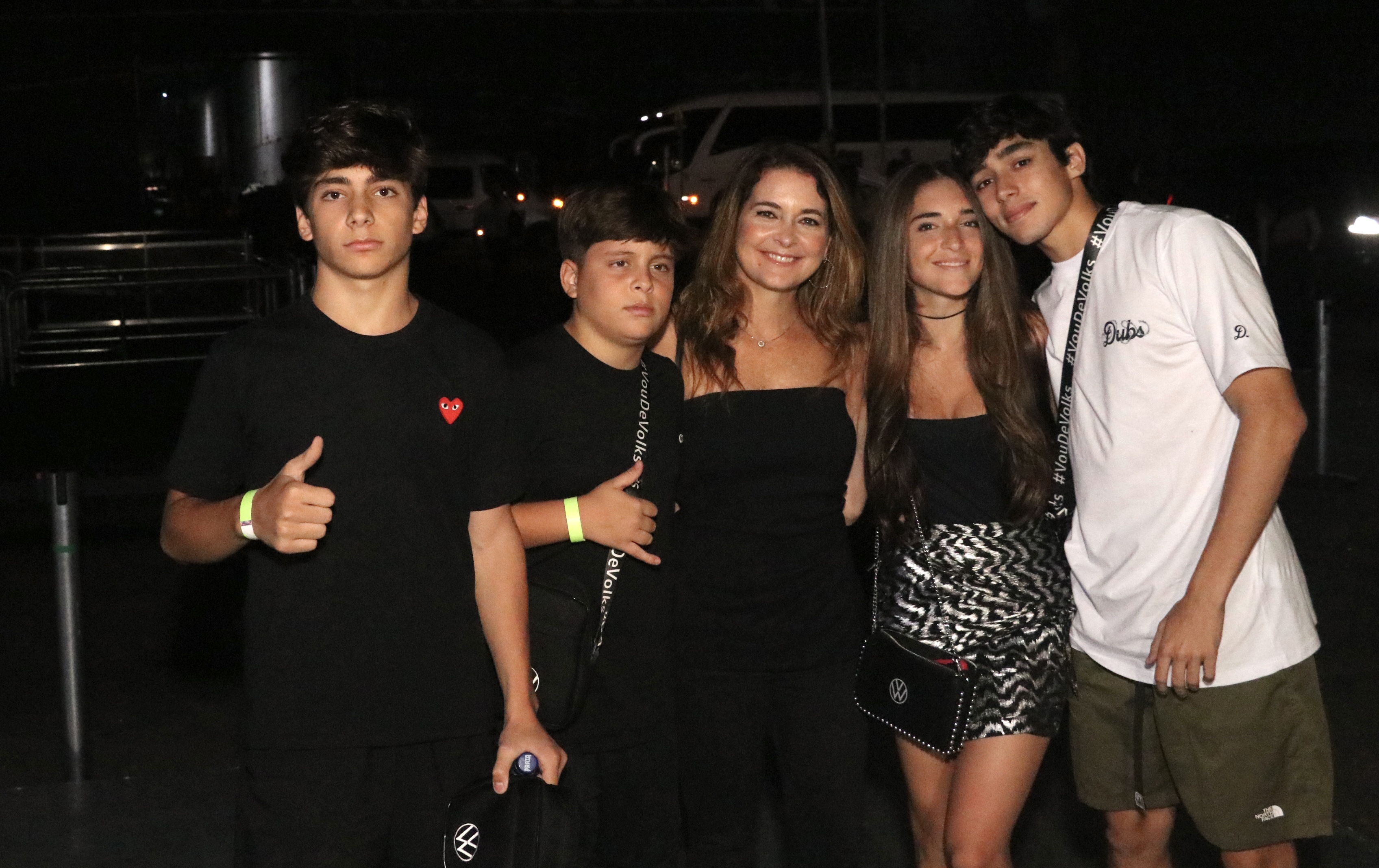 Claudia Abreu com os três filhos e um amigo - Foto: Rogério Fidalgo / AgNews