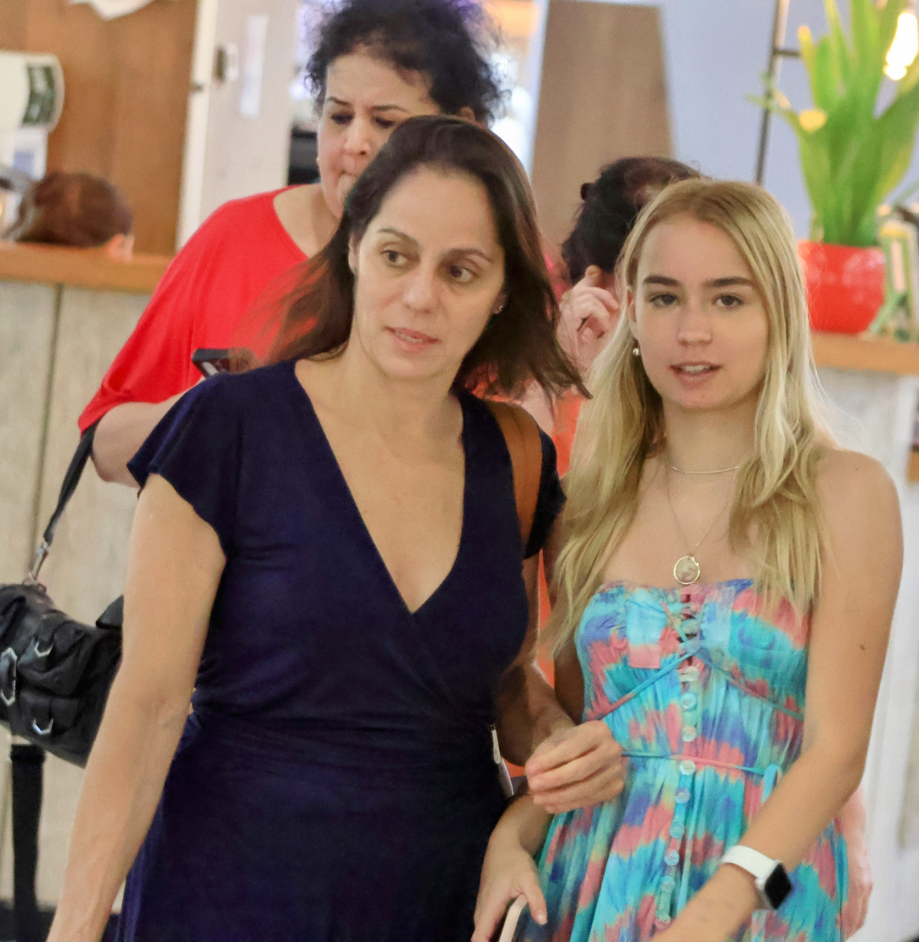 Claudia Mauro curte passeio com os filhos gêmeos - Foto: Dan Delmiro / AgNews