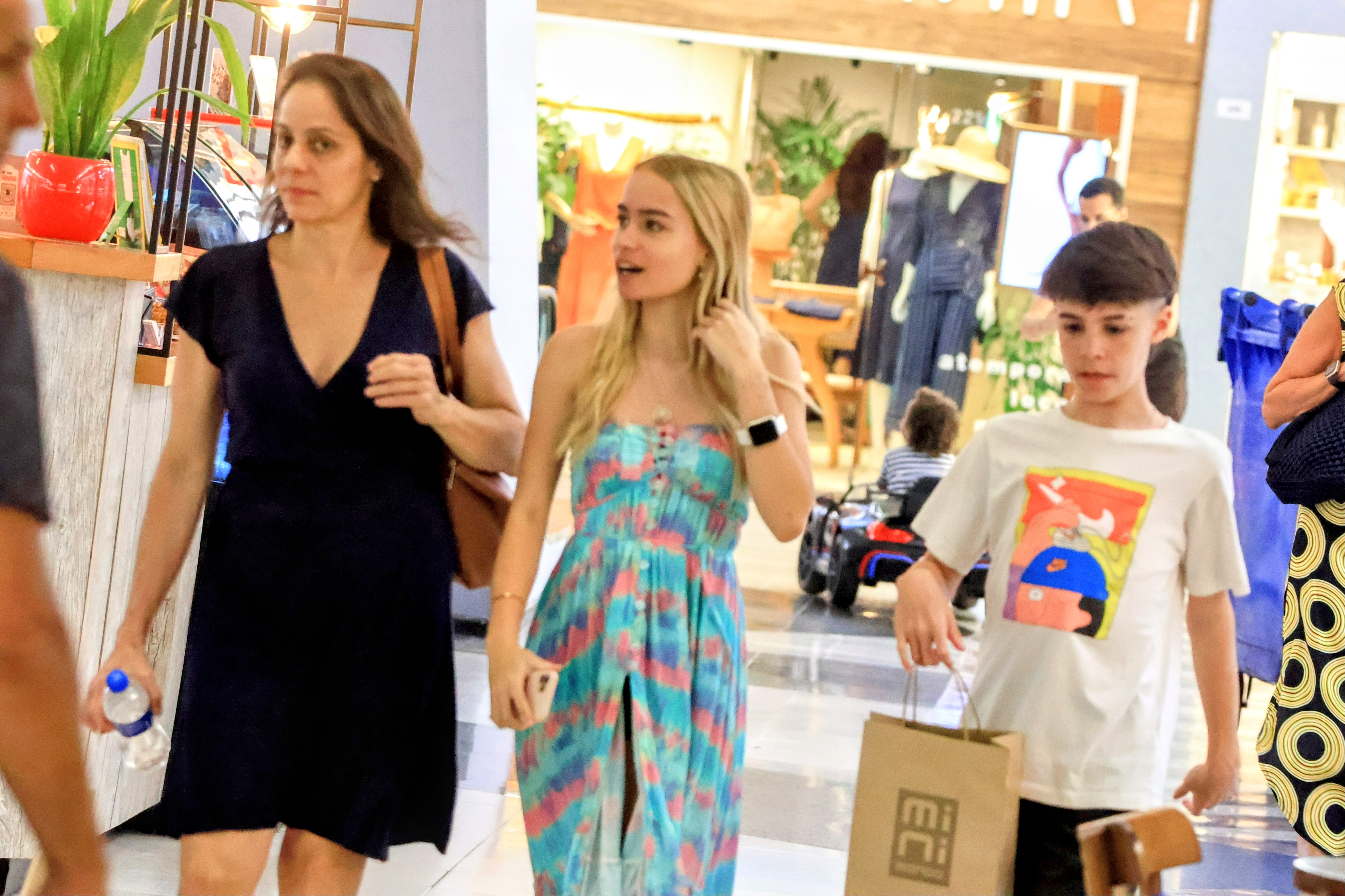 Claudia Mauro curte passeio com os filhos gêmeos - Foto: Dan Delmiro / AgNews