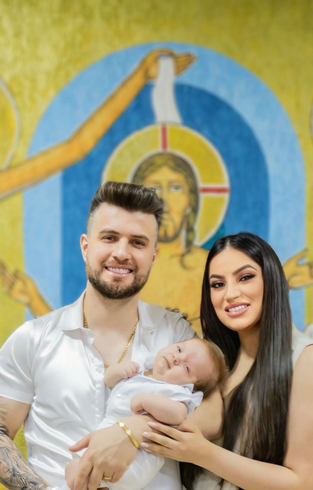 Conrado e a esposa comemoram o batizado do filho - Foto: @gustavomenesesphoto