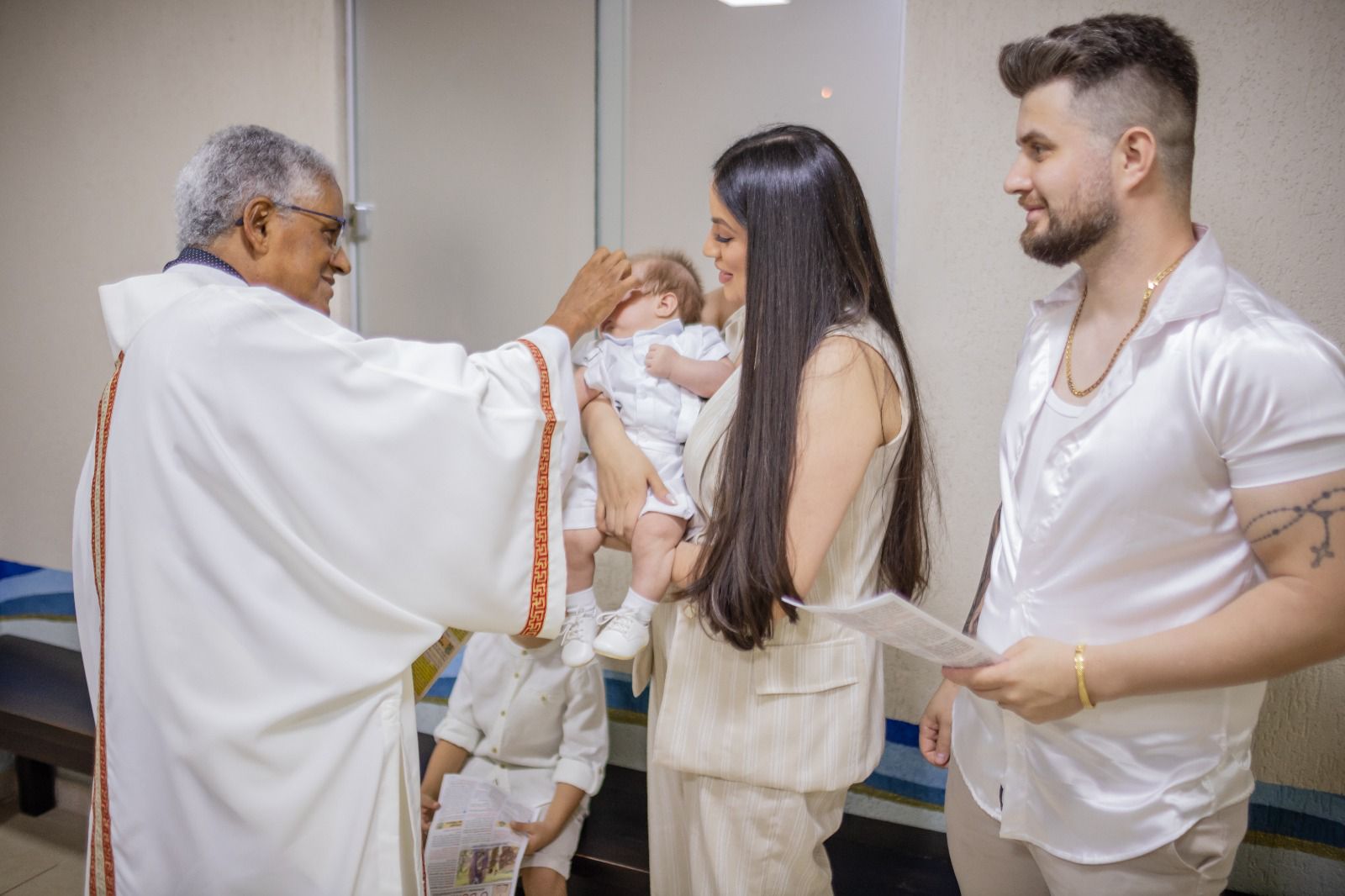 Conrado e a esposa comemoram o batizado do filho - Foto: @gustavomenesesphoto