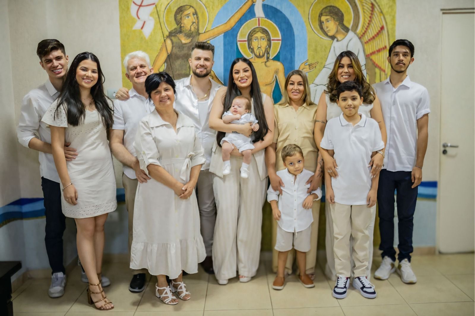 Conrado e a esposa comemoram o batizado do filho - Foto: @gustavomenesesphoto