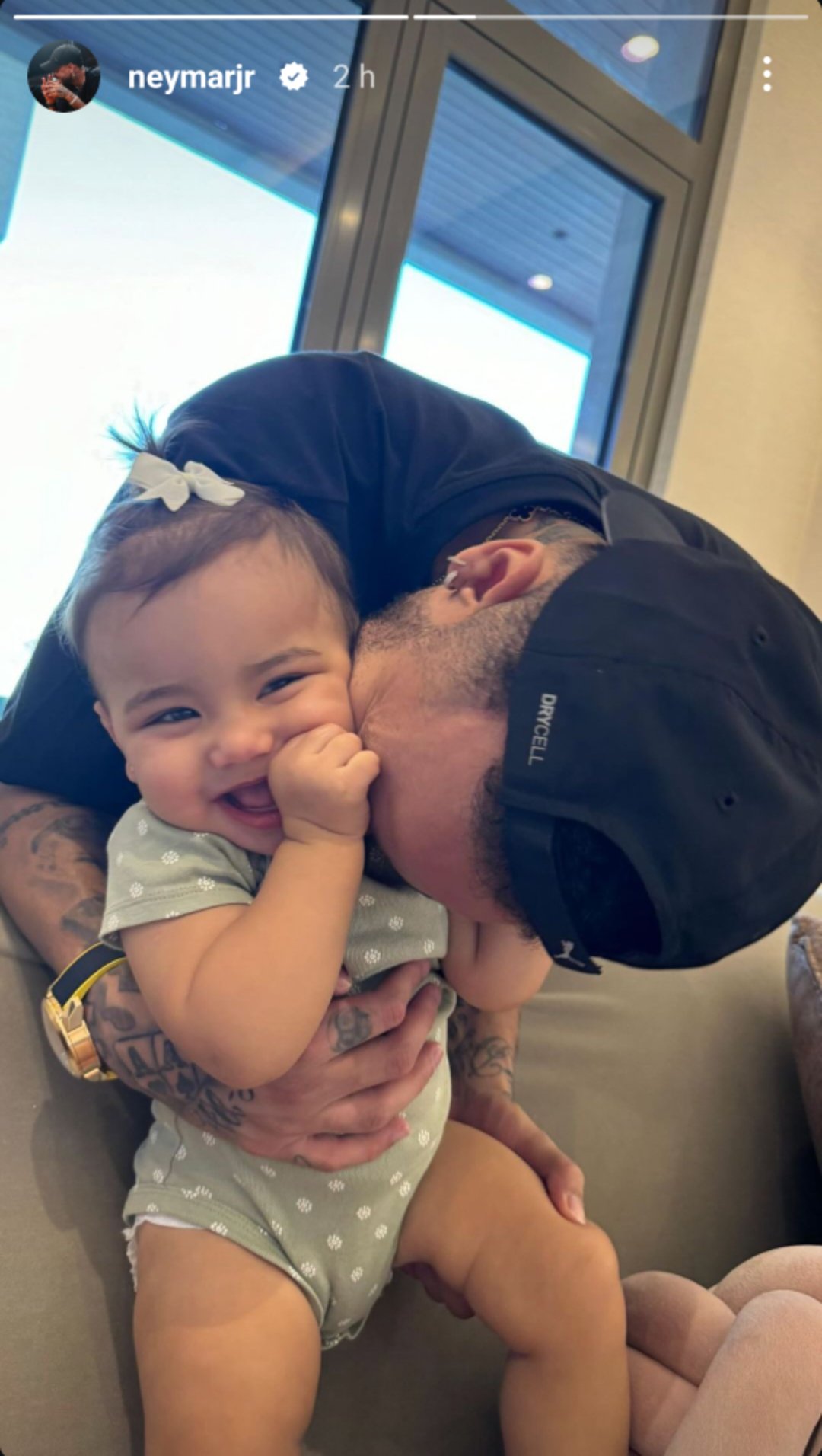 Filha de Neymar Jr., Mavie, encanta com foto fofa