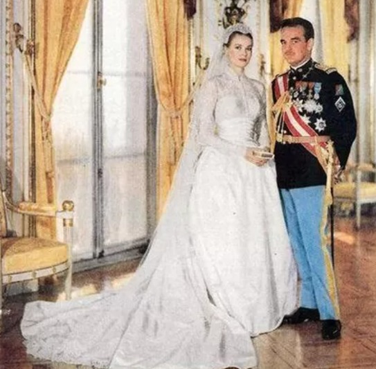 Família de Grace Kelly pagou dois milhões de dólares ao príncipe para que o casamento do século acontecesse