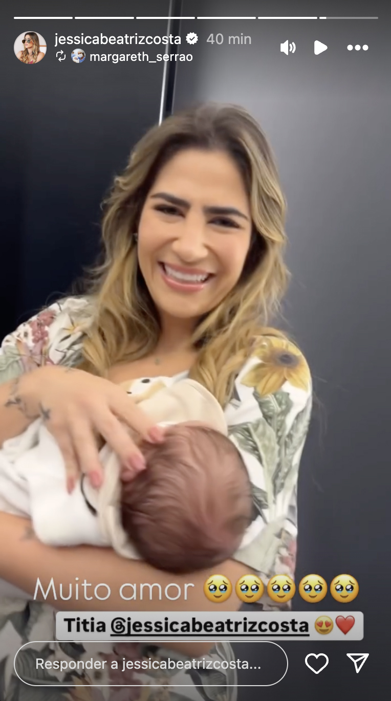 Jéssica Beatriz Costa conhece o sobrinho recém-nascido, José Leonardo