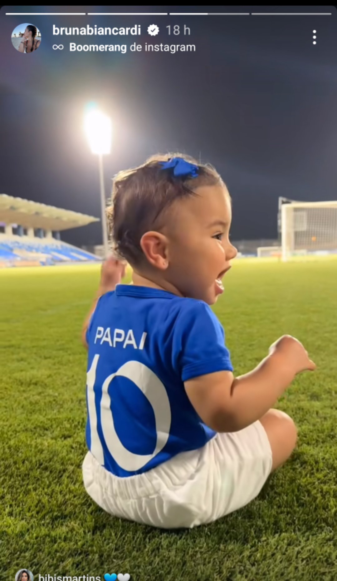 Mavie usa camiseta homenageando Neymar Jr.