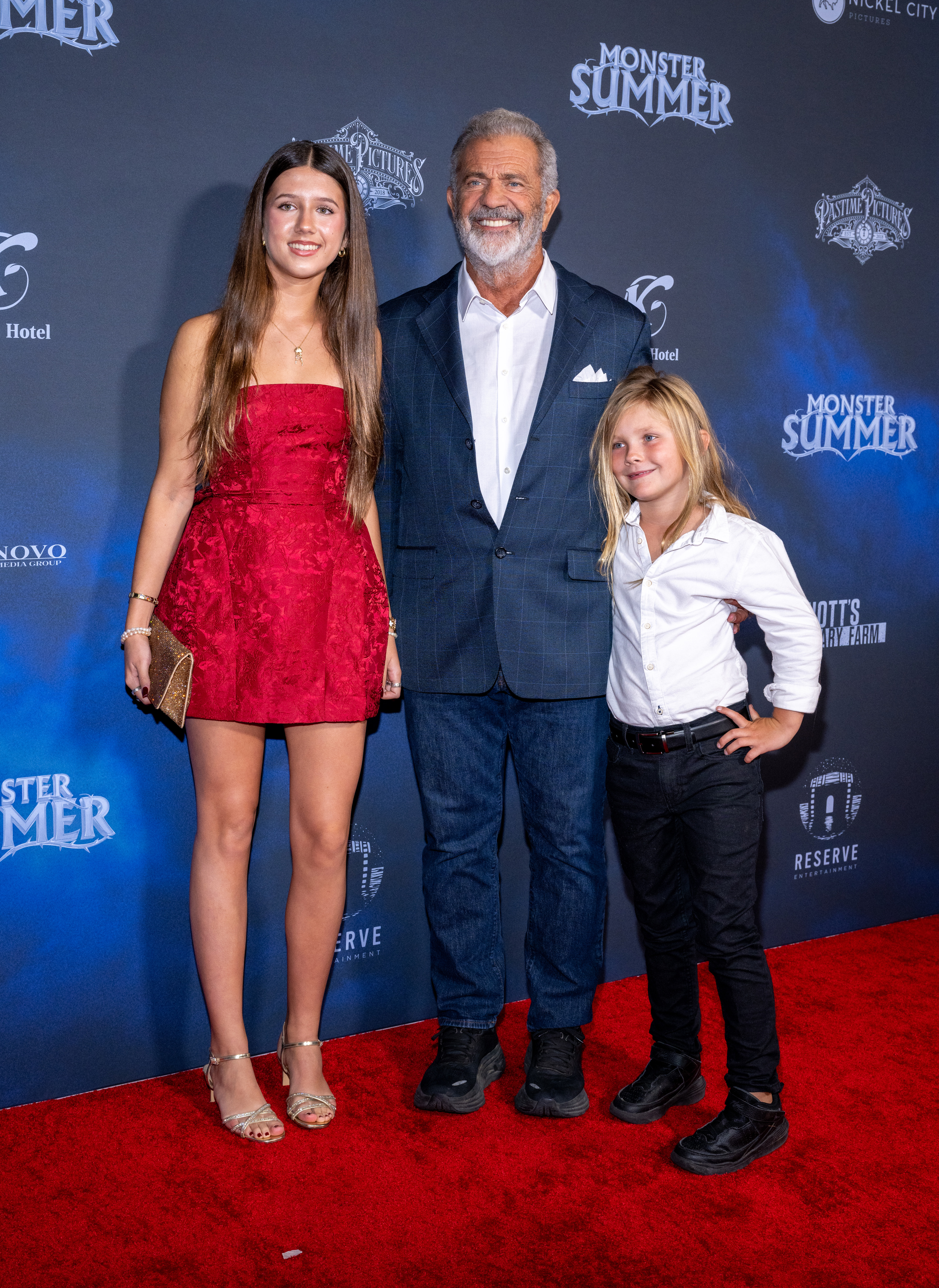 Mel Gibson com os filhos Lucia e Lars - Foto: Getty Images