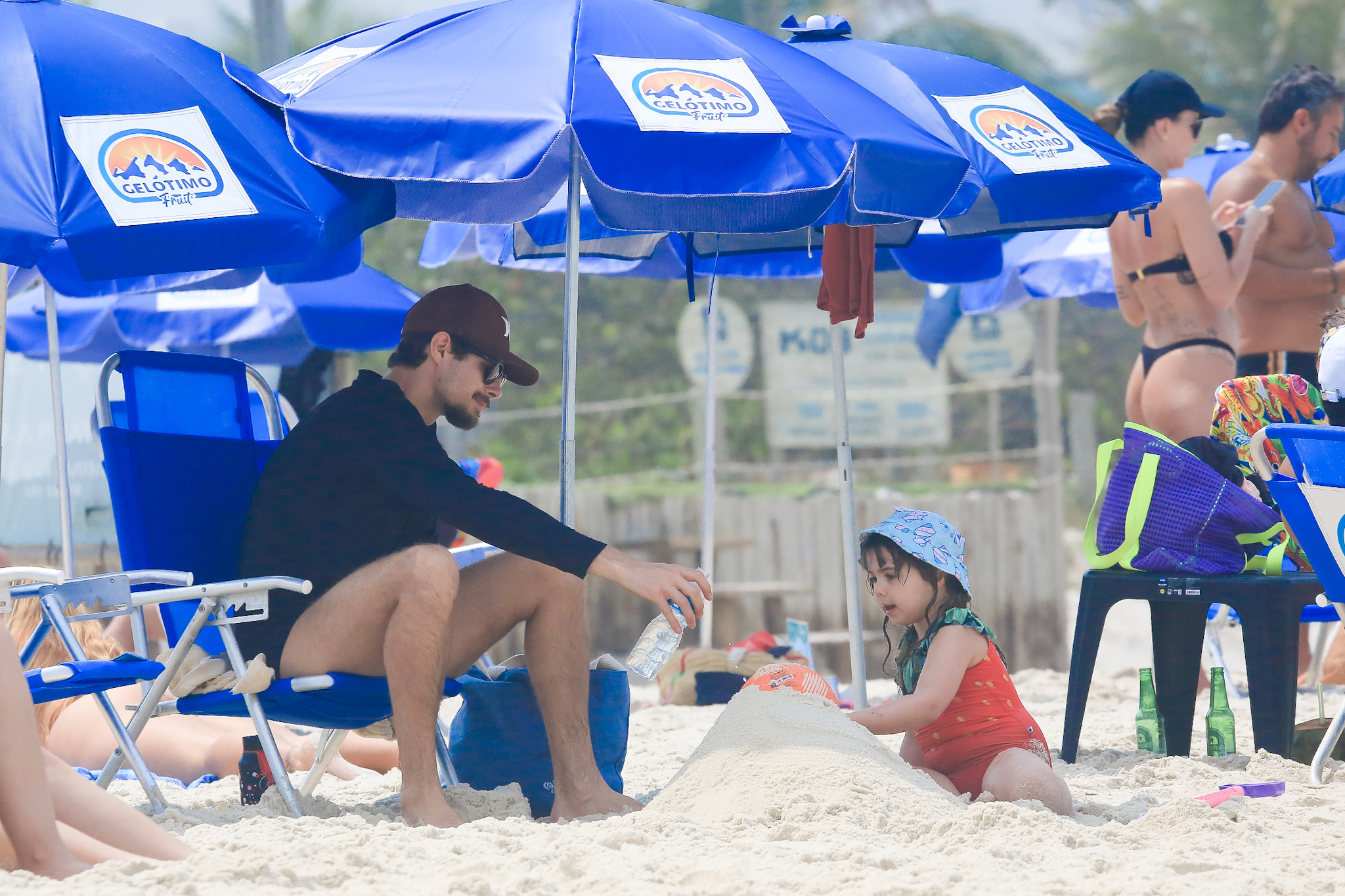 Rafael Vitti curte dia na praia com Clara Maria - Foto: Fabrício Pioyani / Agnews