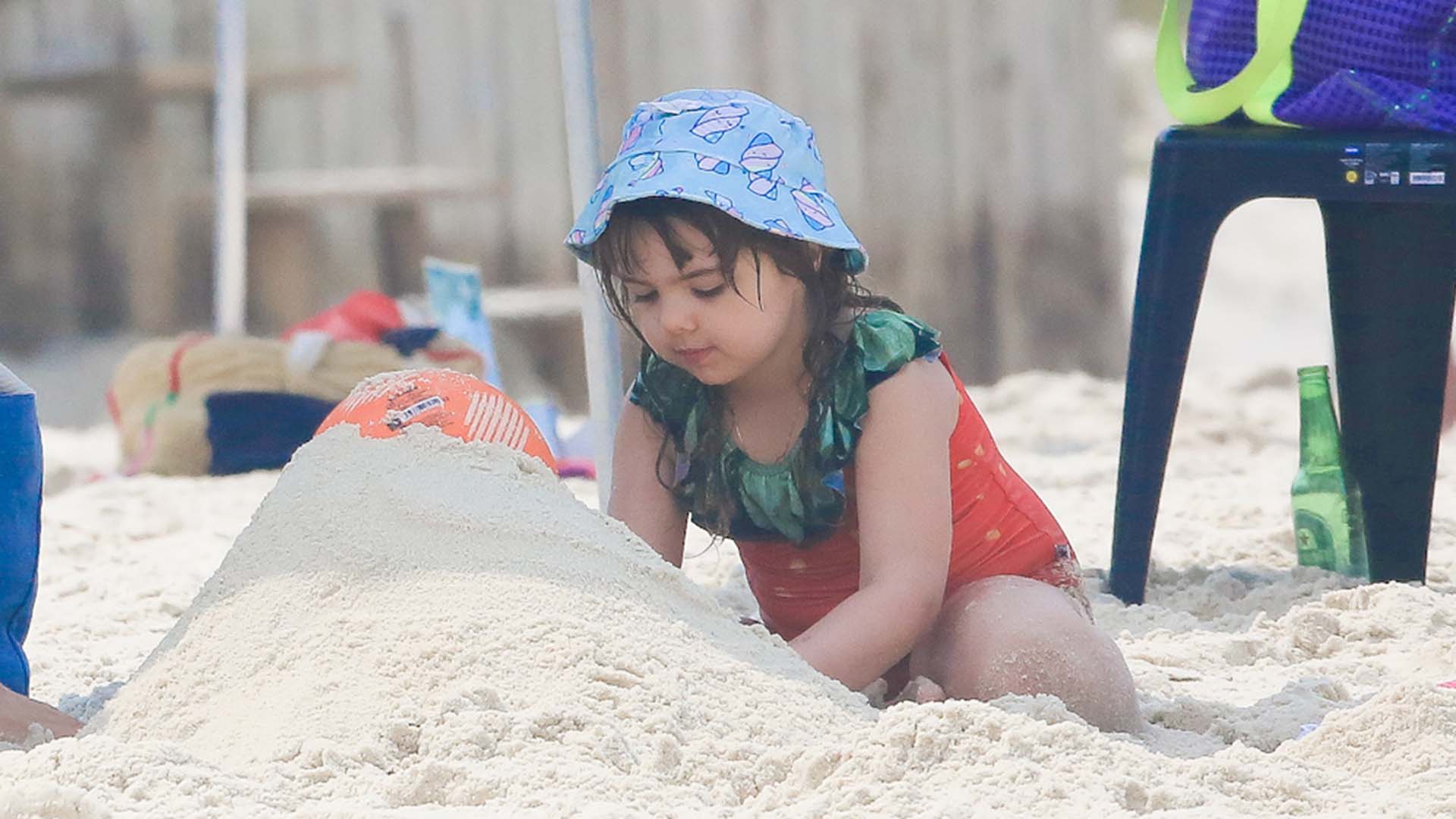 Rafael Vitti curte dia na praia com Clara Maria - Foto: Fabrício Pioyani / Agnews