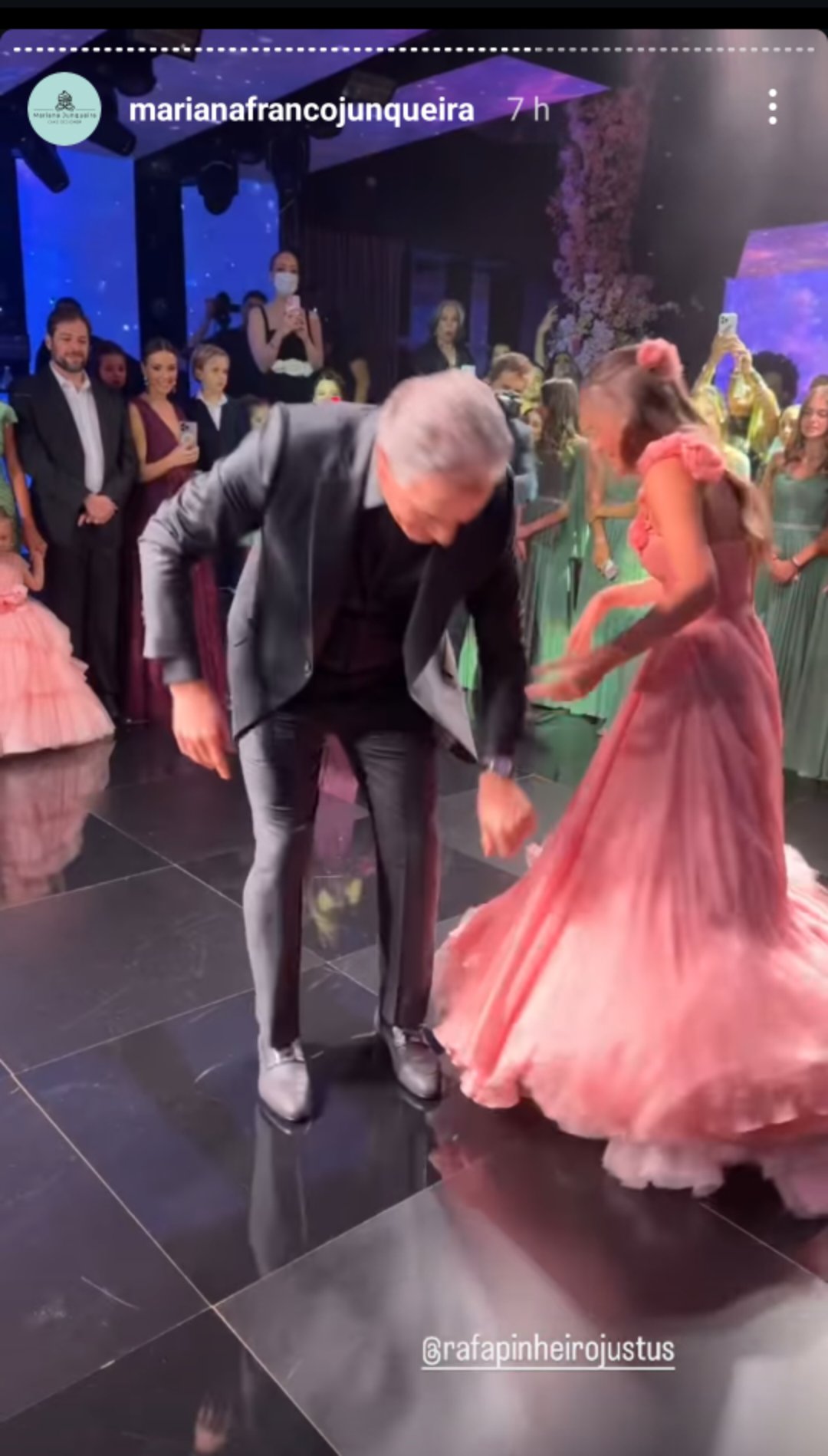 Roberto Justus enroscado no vestido de Rafaella Justus