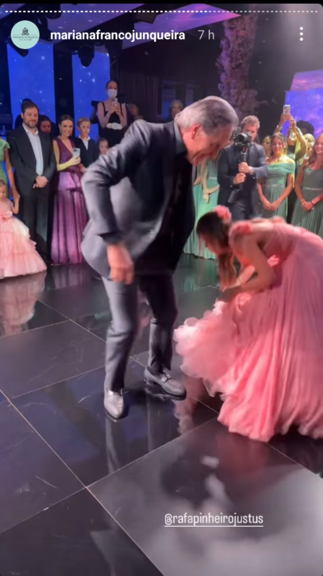 Roberto Justus enroscado no vestido de Rafaella Justus