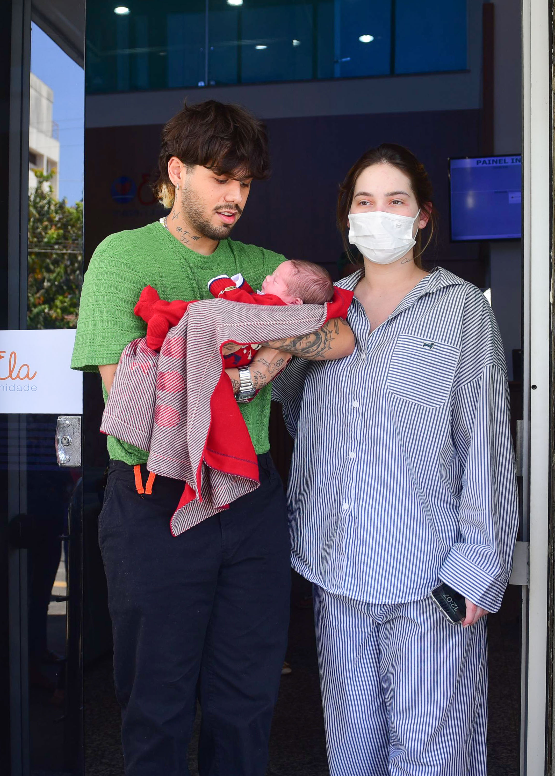 Zé Felipe e Virginia Fonseca deixam a maternidade com José Leonardo - Foto: Jucimar Souza/Brazil News