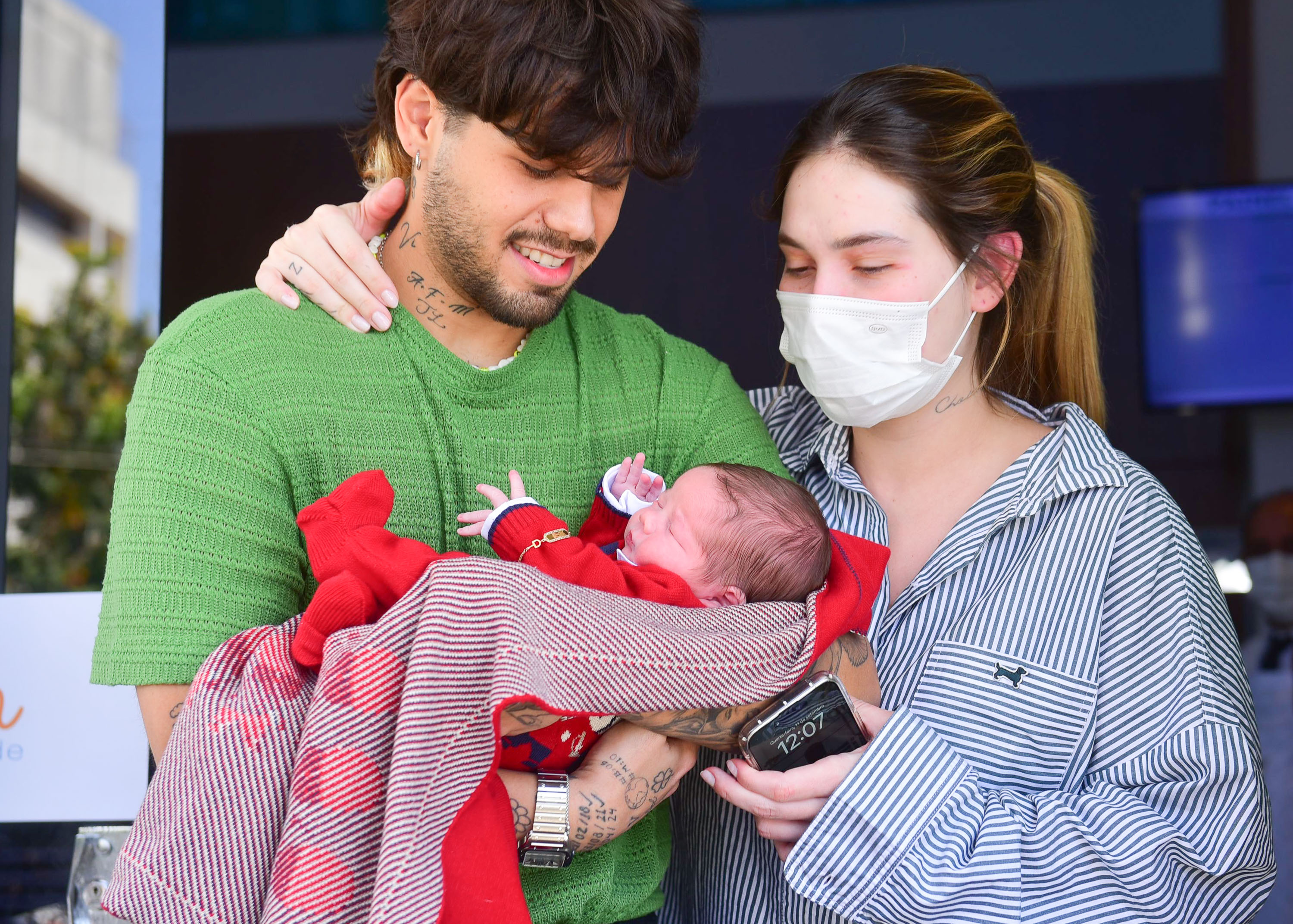 Zé Felipe e Virginia Fonseca deixam a maternidade com José Leonardo - Foto: Jucimar Souza/Brazil News