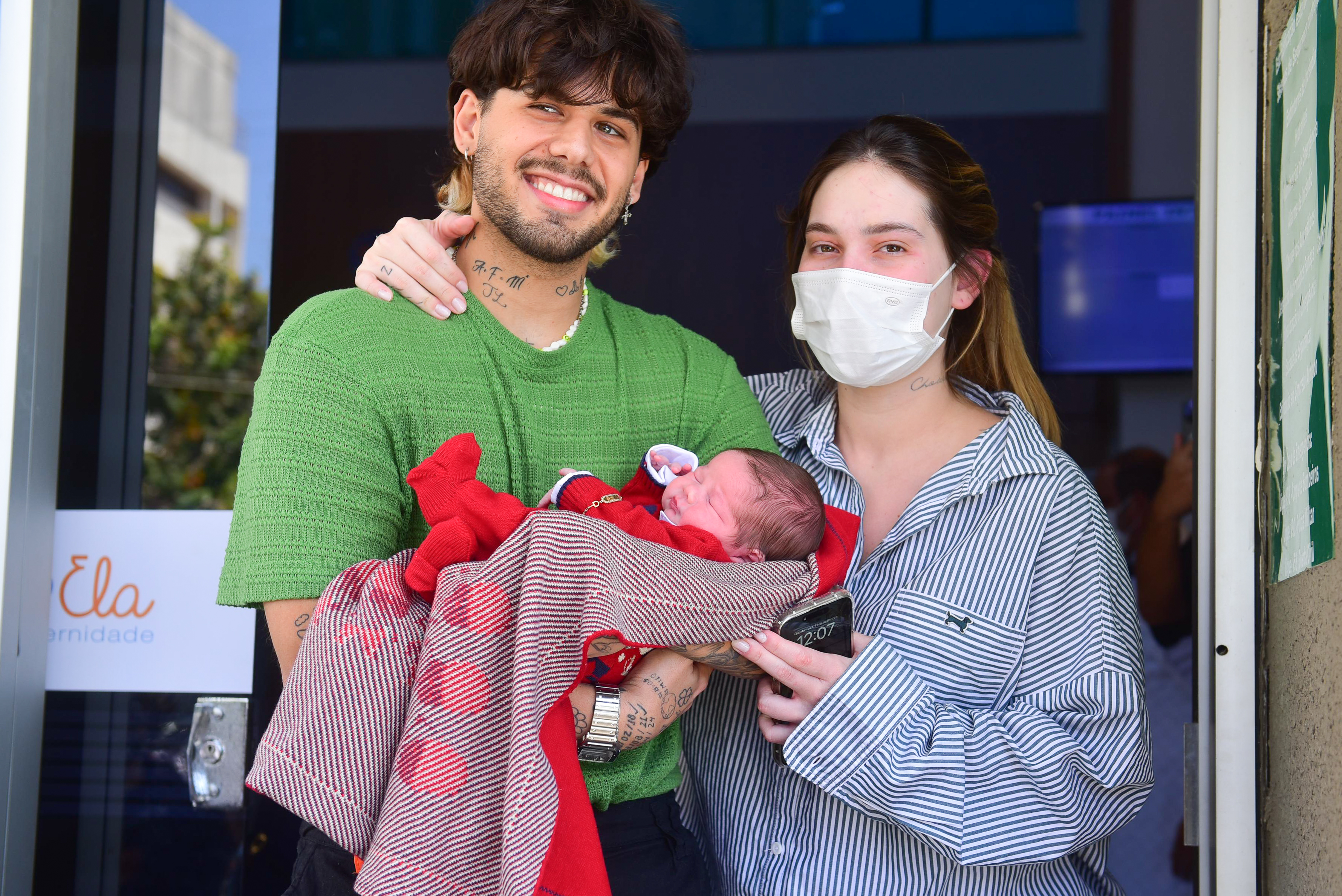 Zé Felipe e Virginia Fonseca deixam a maternidade com José Leonardo - Foto: Jucimar Souza/Brazil News