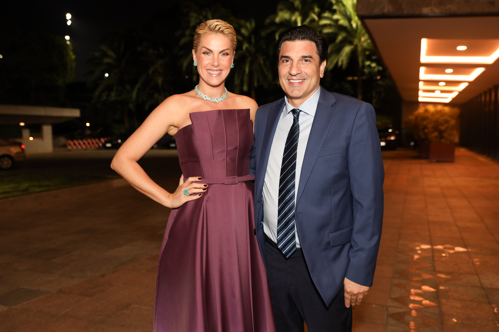 Ana Hickmann exibe anel de noivado com Edu Guedes