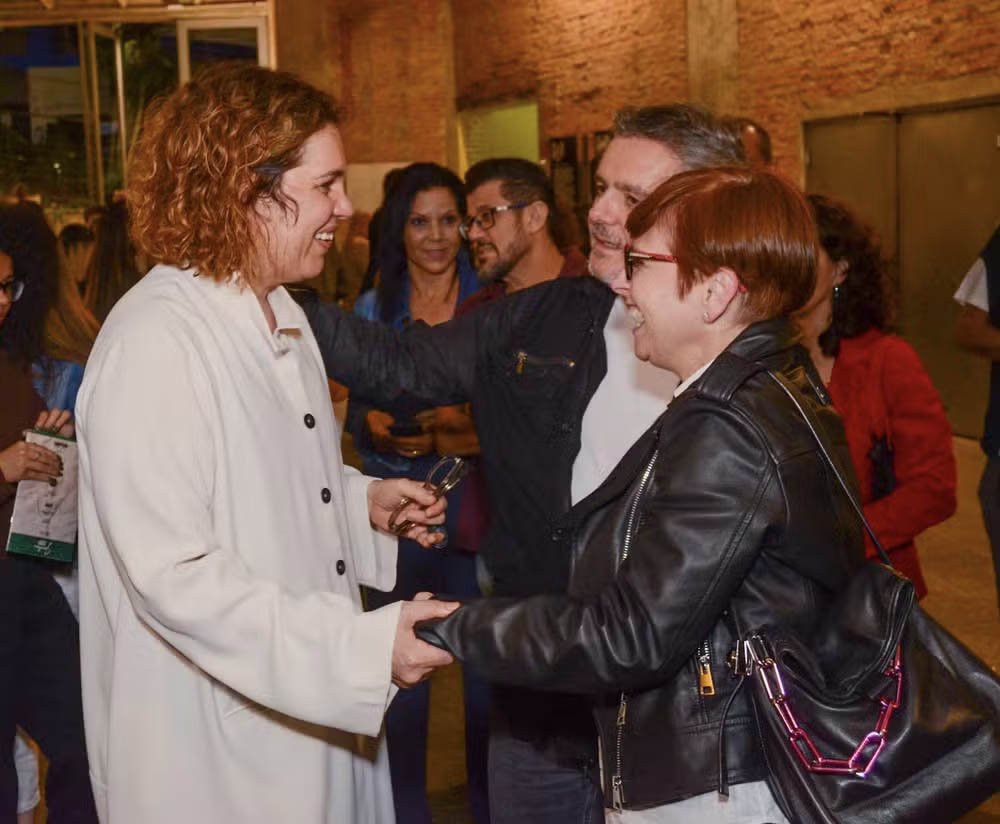 Cassio Gabus Mendes curte noite no teatro com a esposa, Lidia Brondi - Foto: Araujo / AgNews