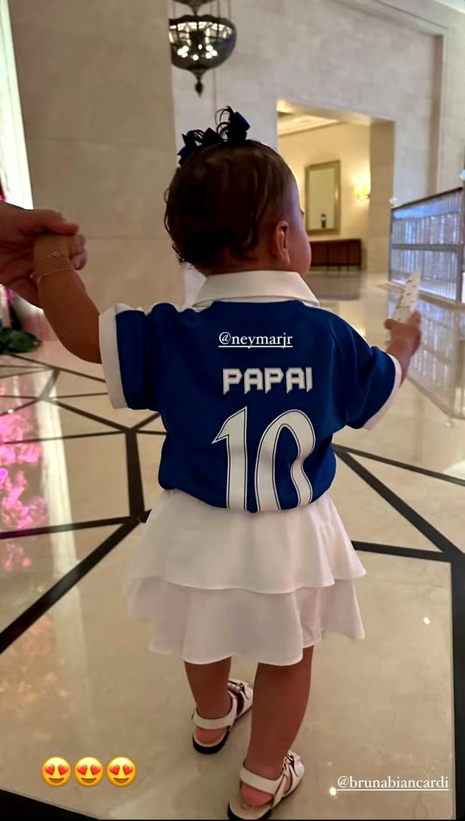 Filha de Neymar Jr encanta ao usar uniforme do ‘papai’ 