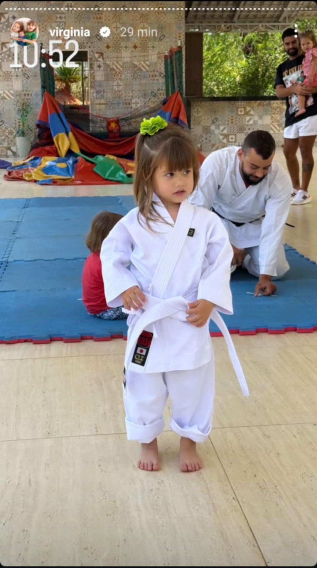 Filhas de Virginia na aula de karatê