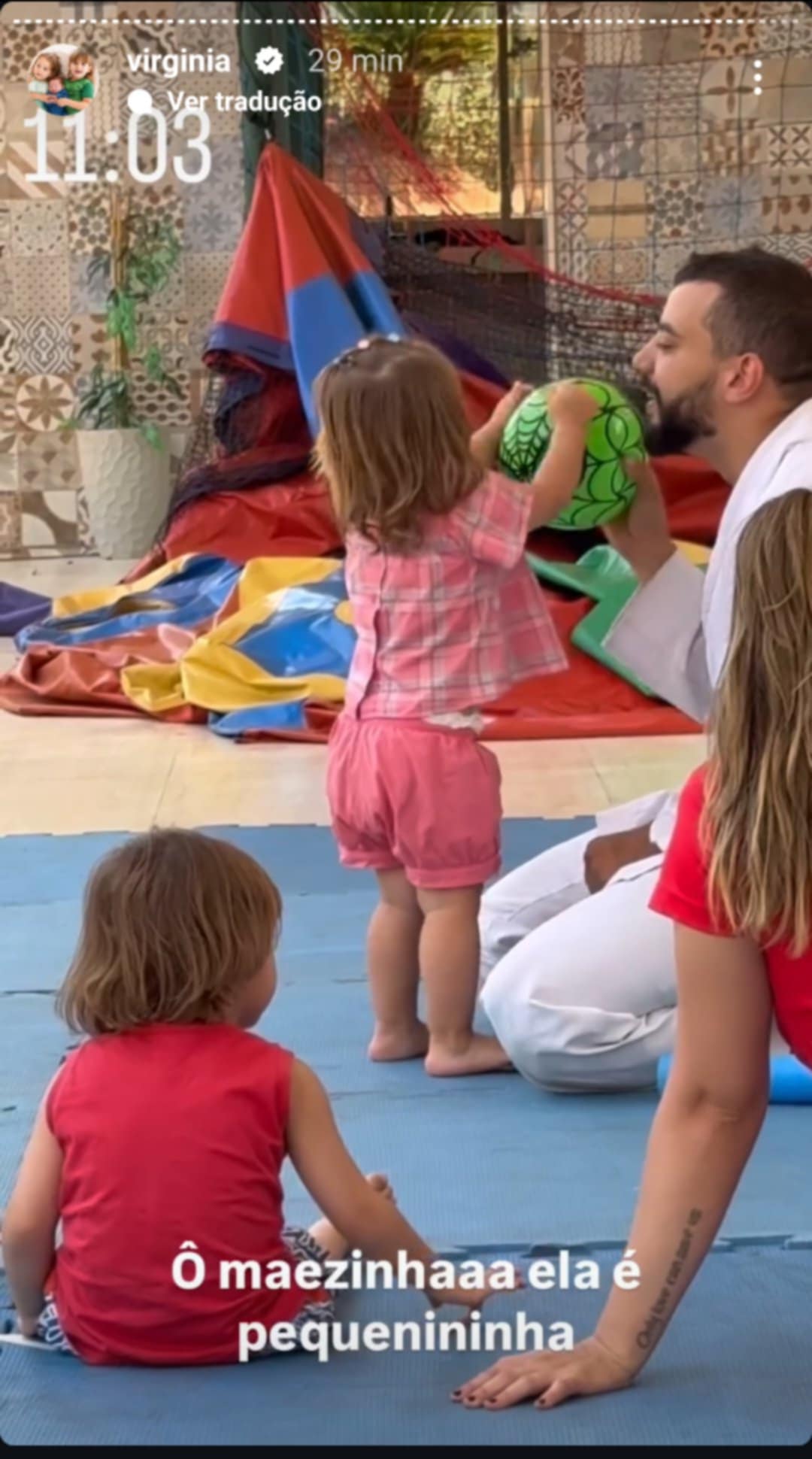 Filhas de Virginia na aula de karatê