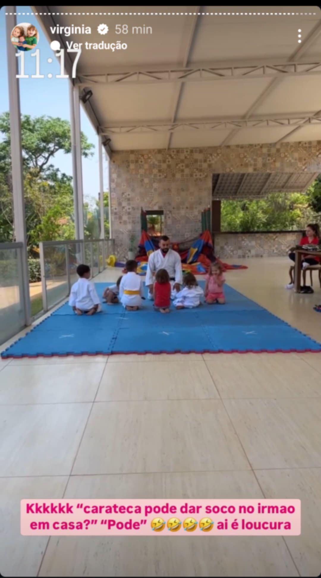 Filhas de Virginia na aula de karatê