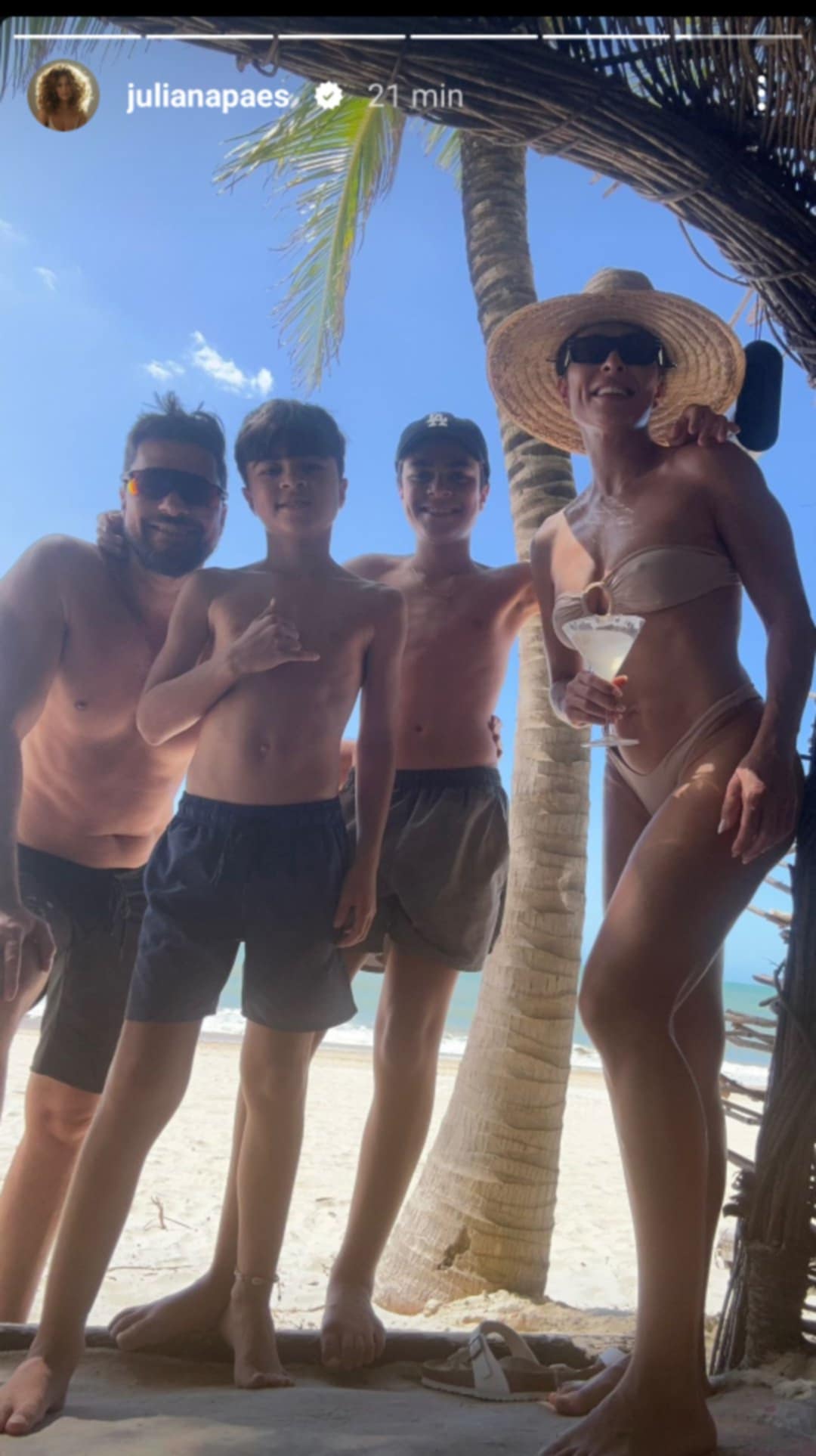 Juliana Paes mostra fotos com a família na praia