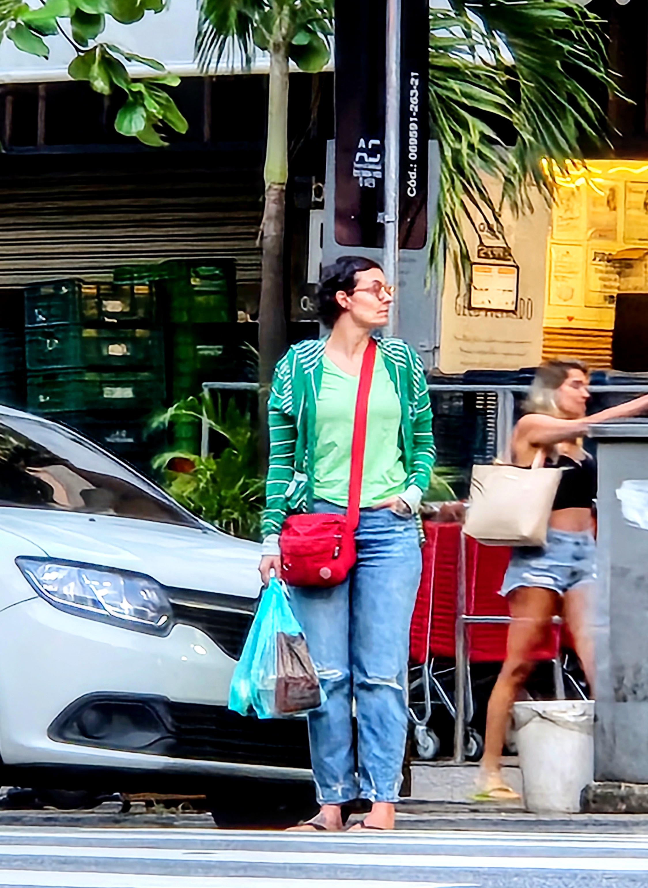 Vera Fischer e a filha fazem compras