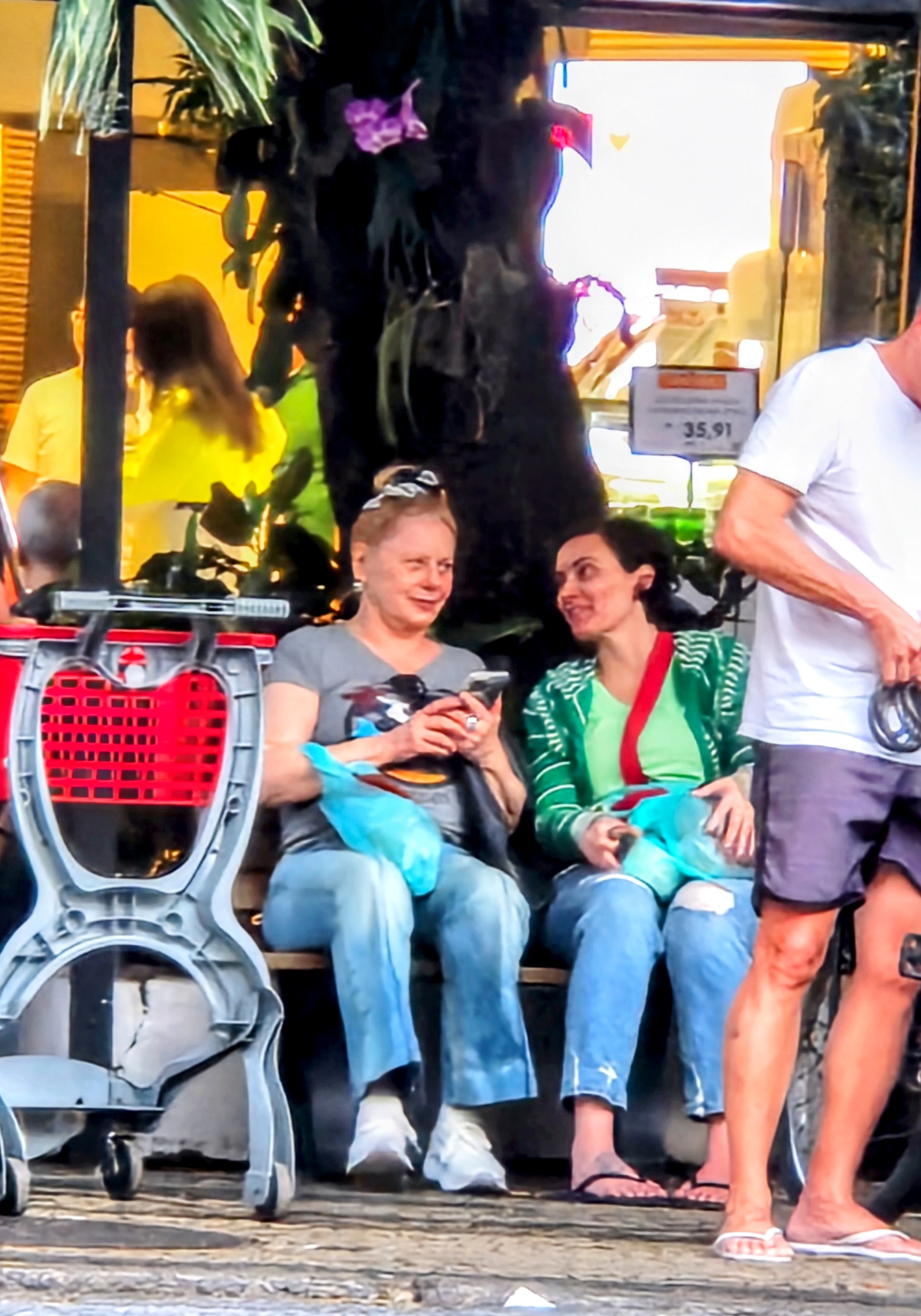 Vera Fischer e a filha fazem compras