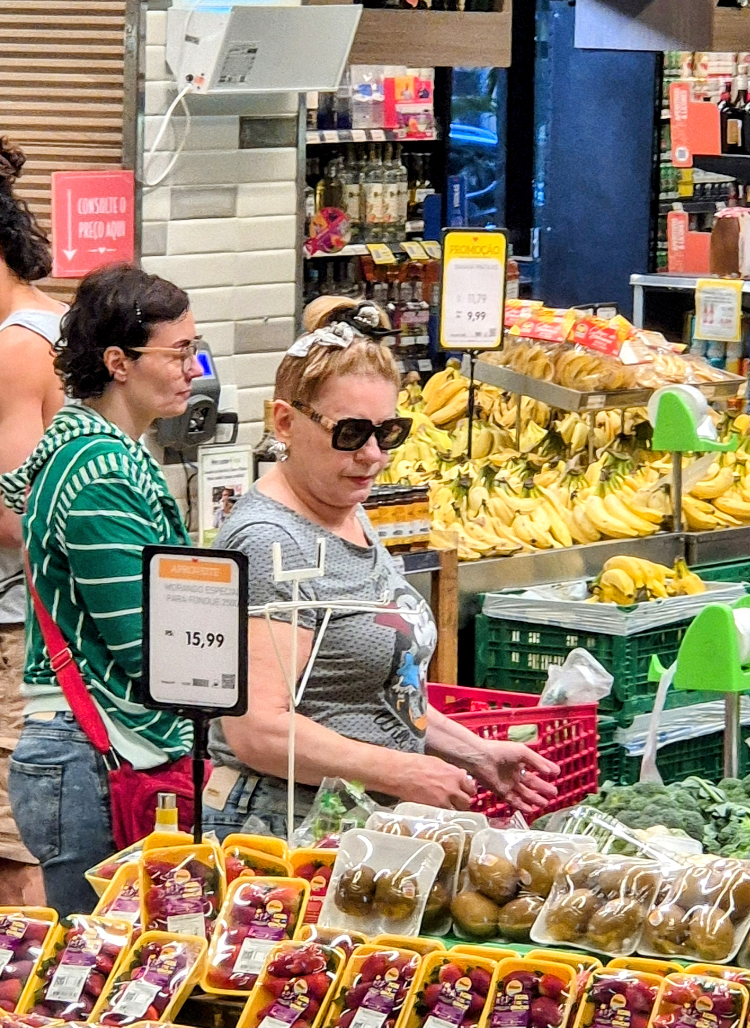 Vera Fischer e a filha fazem compras