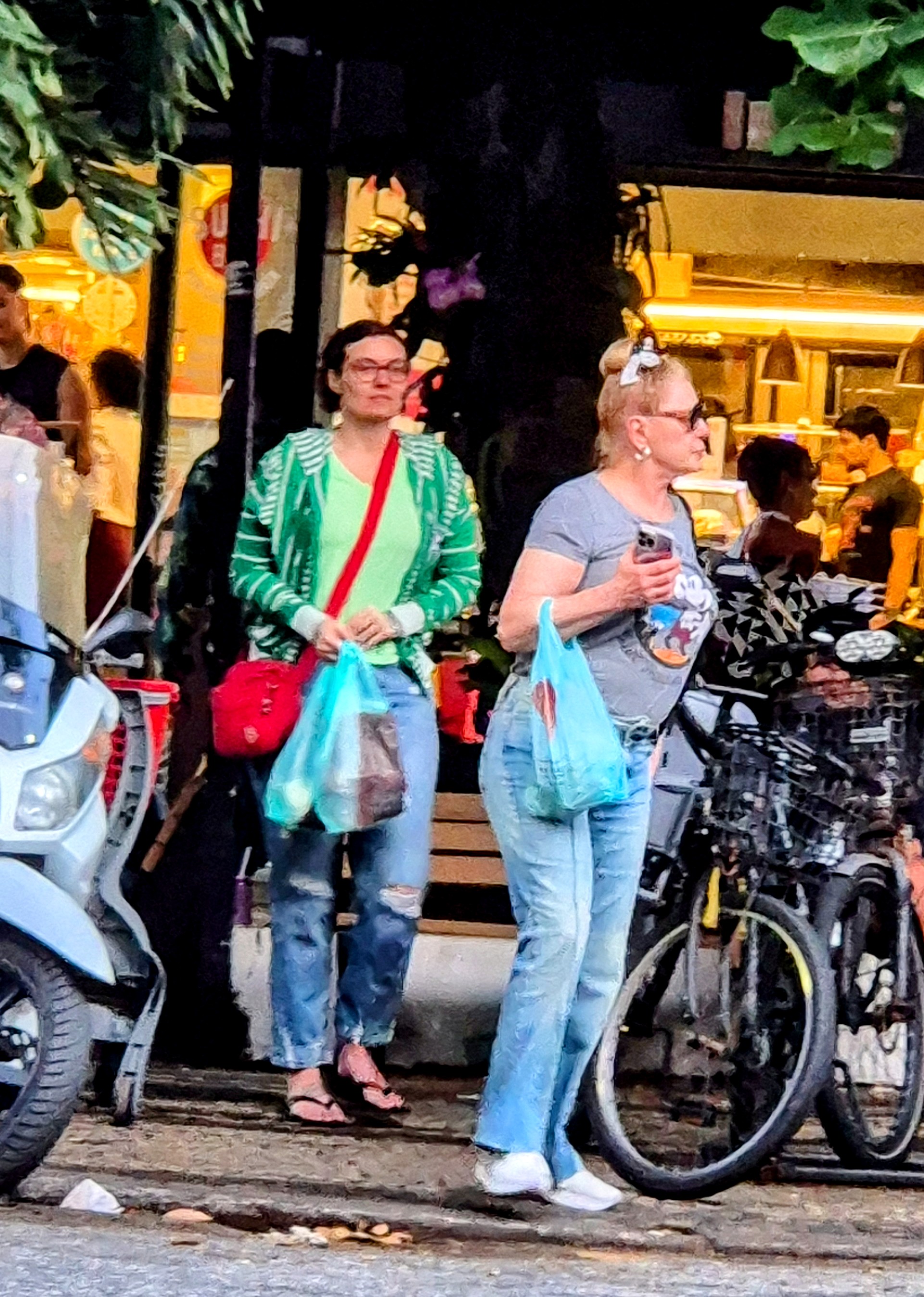 Vera Fischer e a filha fazem compras