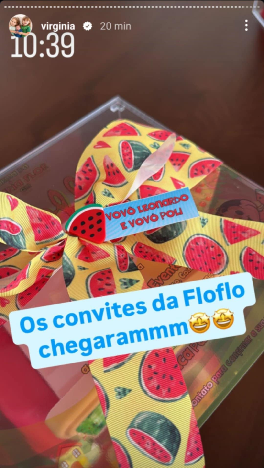 Virginia mostra convite da festa de Maria Flor