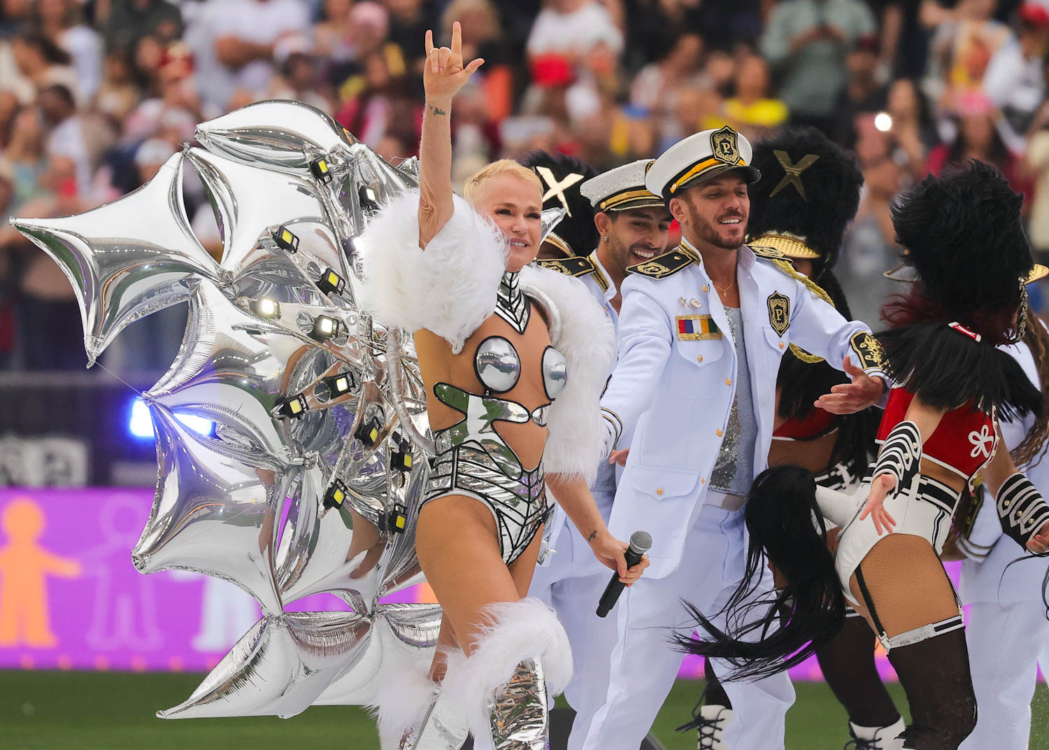 Xuxa Meneghel no show do intervalo no Futebol da Esperança - Foto: Brazil News