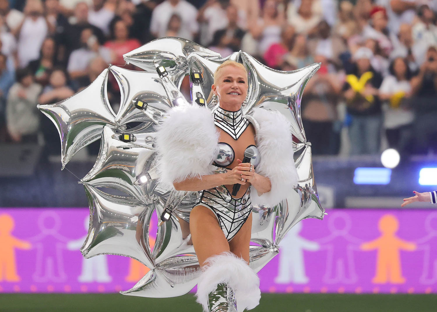 Xuxa Meneghel no show do intervalo no Futebol da Esperança - Foto: Brazil News