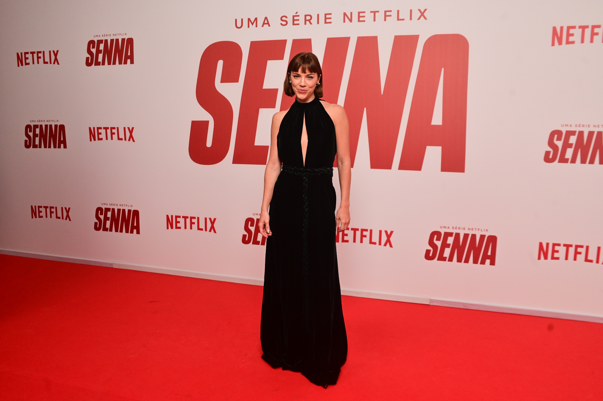 Alice Wegmann chega com novo visual na Premiere de Senna da Netflix no Auditório do Ibirapuera em São Paulo