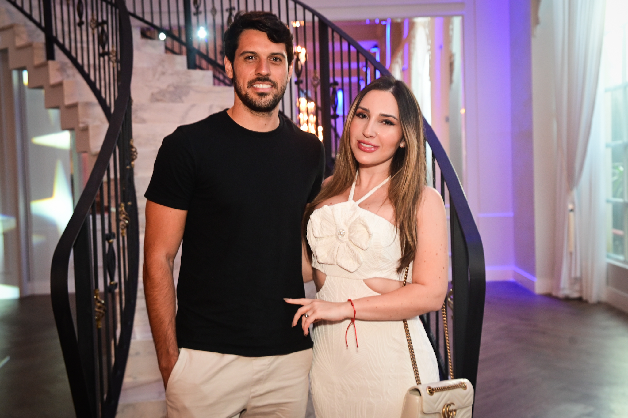 Ex-BBB Amanda Meirelles faz rara aparição com novo namorado, Thiago Pannaforte, durante desfile de moda em São Paulo