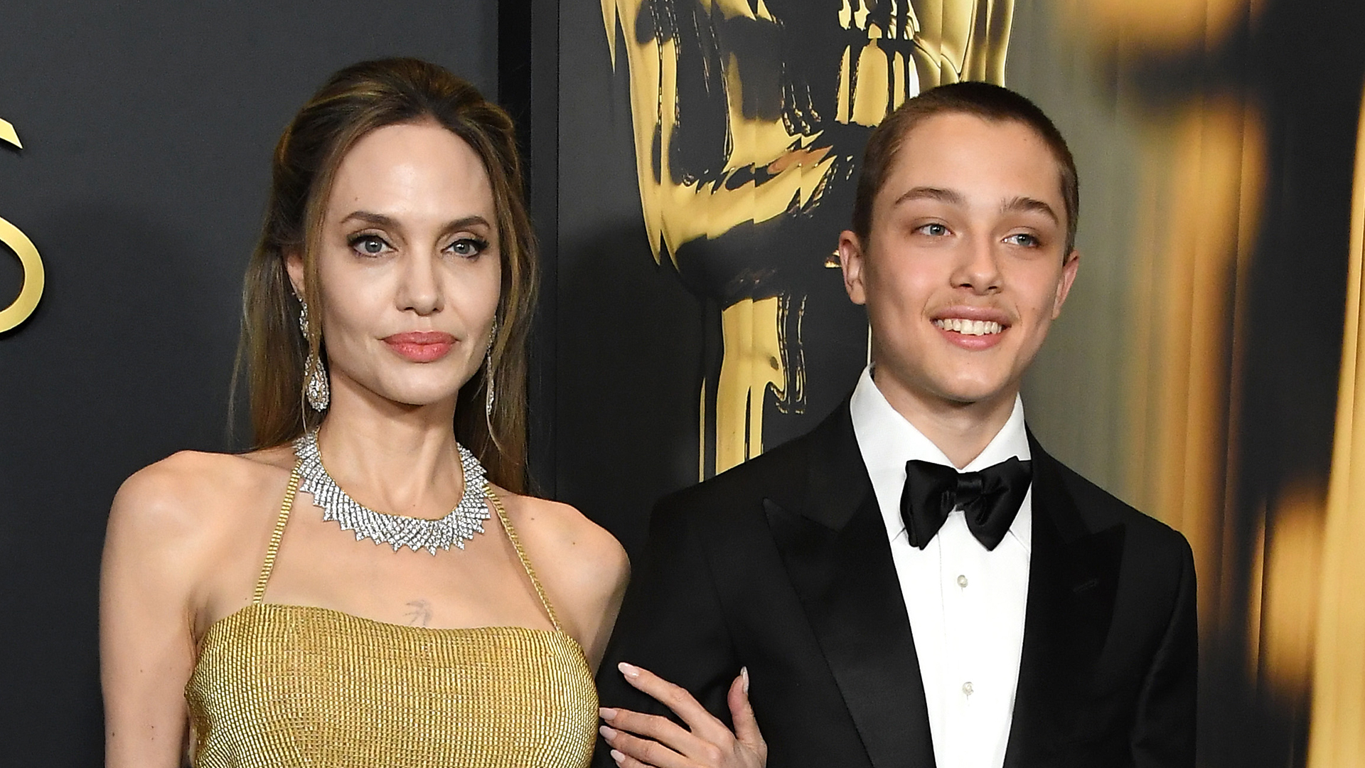 Angelina Jolie faz rara aparição com o filho Knox - Foto: Getty Images