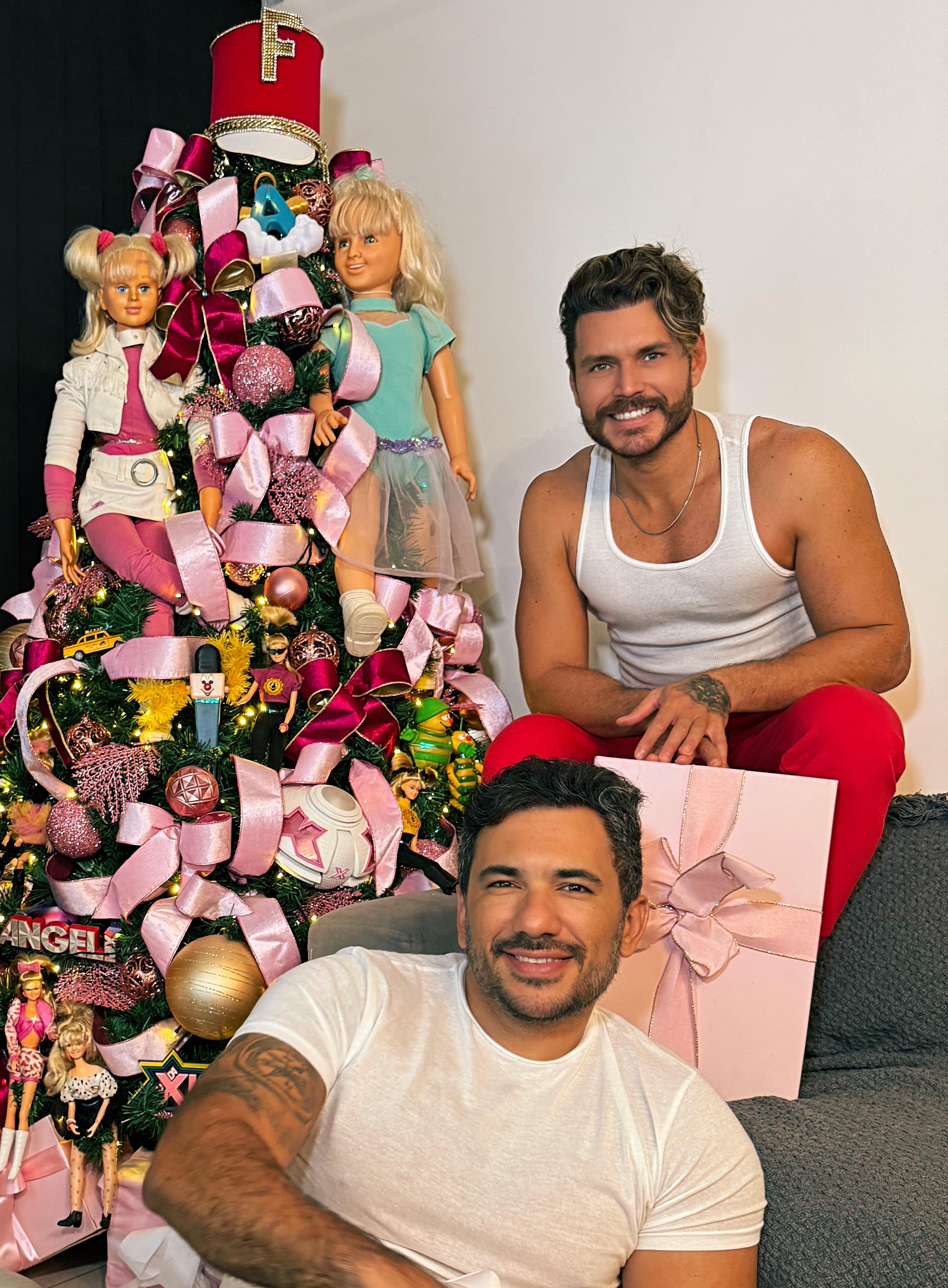 Franklin David e Vitor Vianna se inspiram em Xuxa e Angélica para a árvore de Natal - Foto: Divulgação