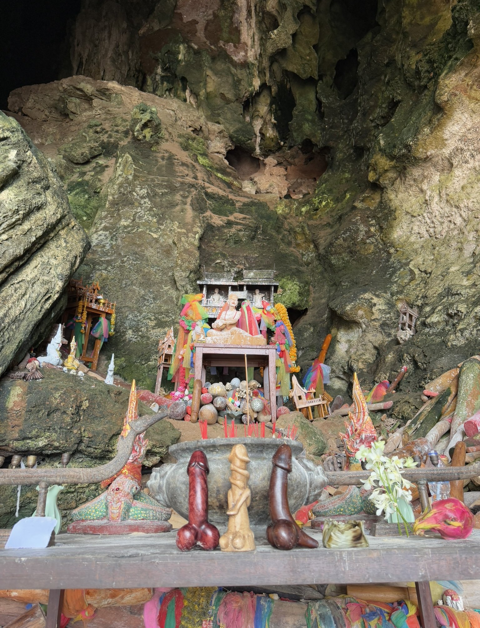 Foto que Larissa Manoela tirou do altar de pênis — Foto: Reprodução/Instagram