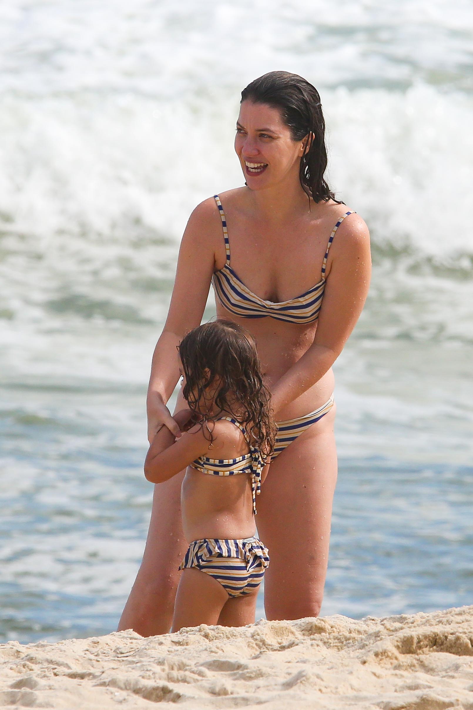 Nathalia Dill curte dia na praia com a filha - Foto: Dilson Silva / AgNews