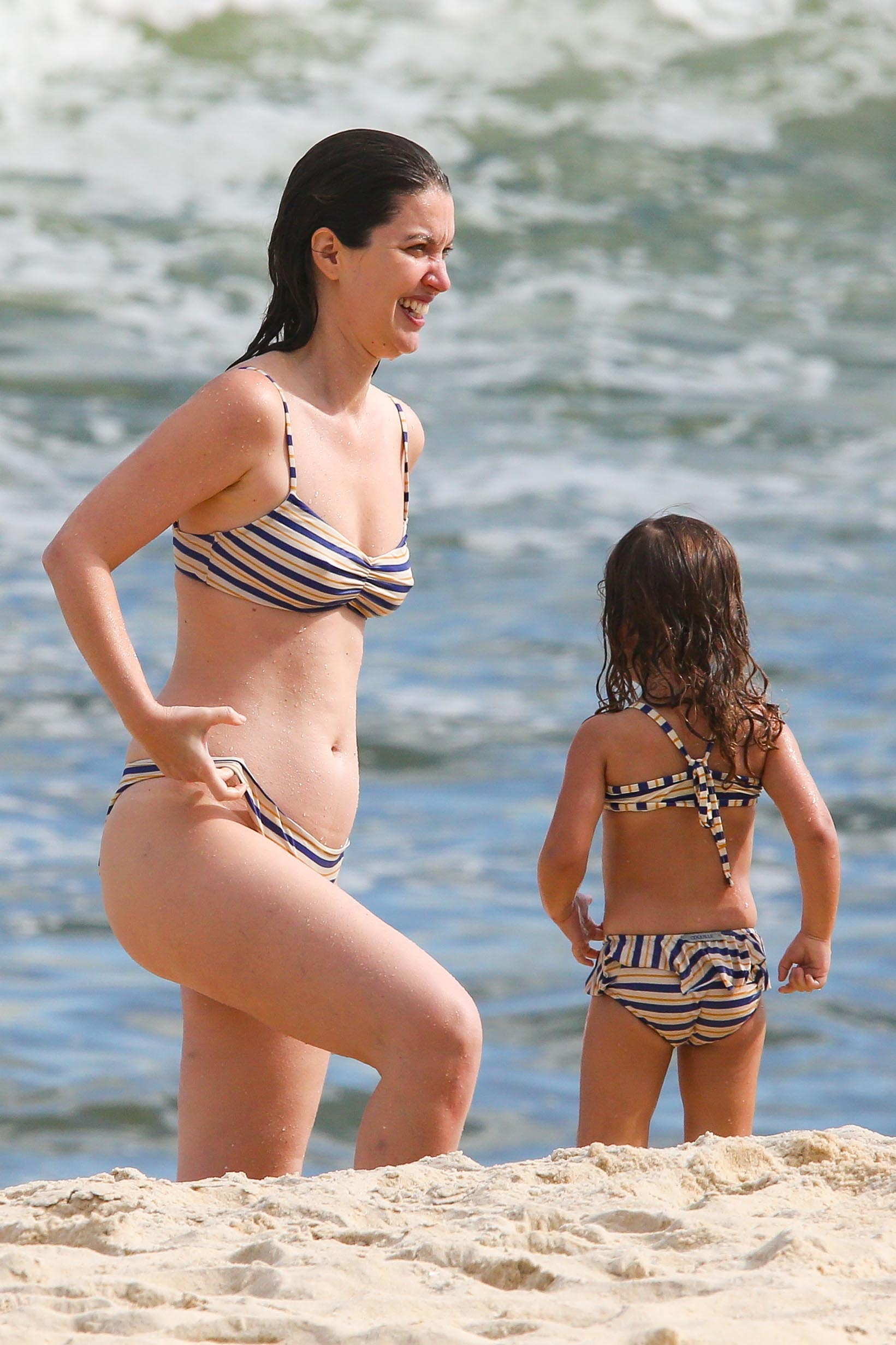 Nathalia Dill curte dia na praia com a filha - Foto: Dilson Silva / AgNews