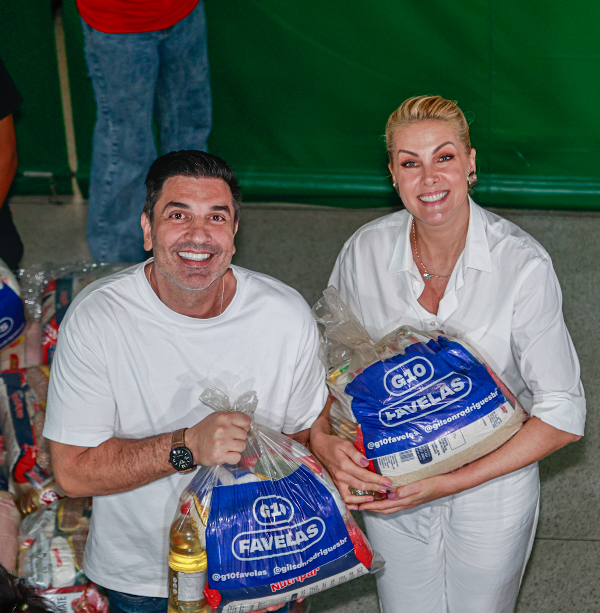 Ana Hickmann e Edu Guedes entregam cestas básicas