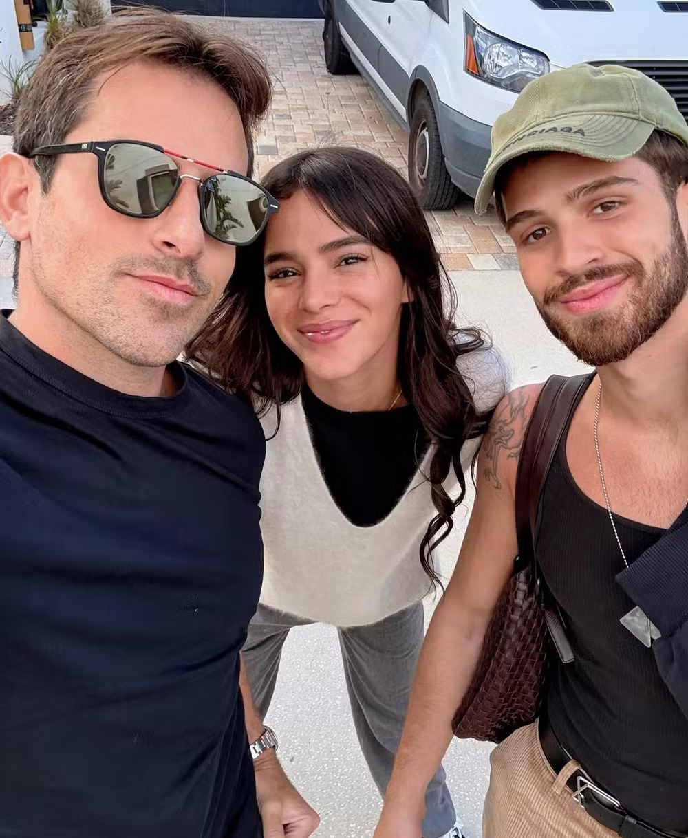 João Guilherme e Bruna Marquezine posam juntos com amigo em Orlando