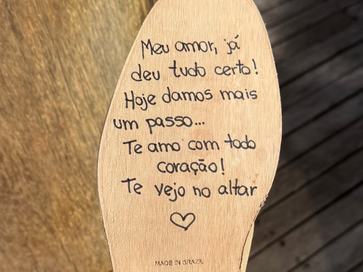 Guilherme compartilha registro da declaração de amor em uma sola de sapato, no dia do casamento 