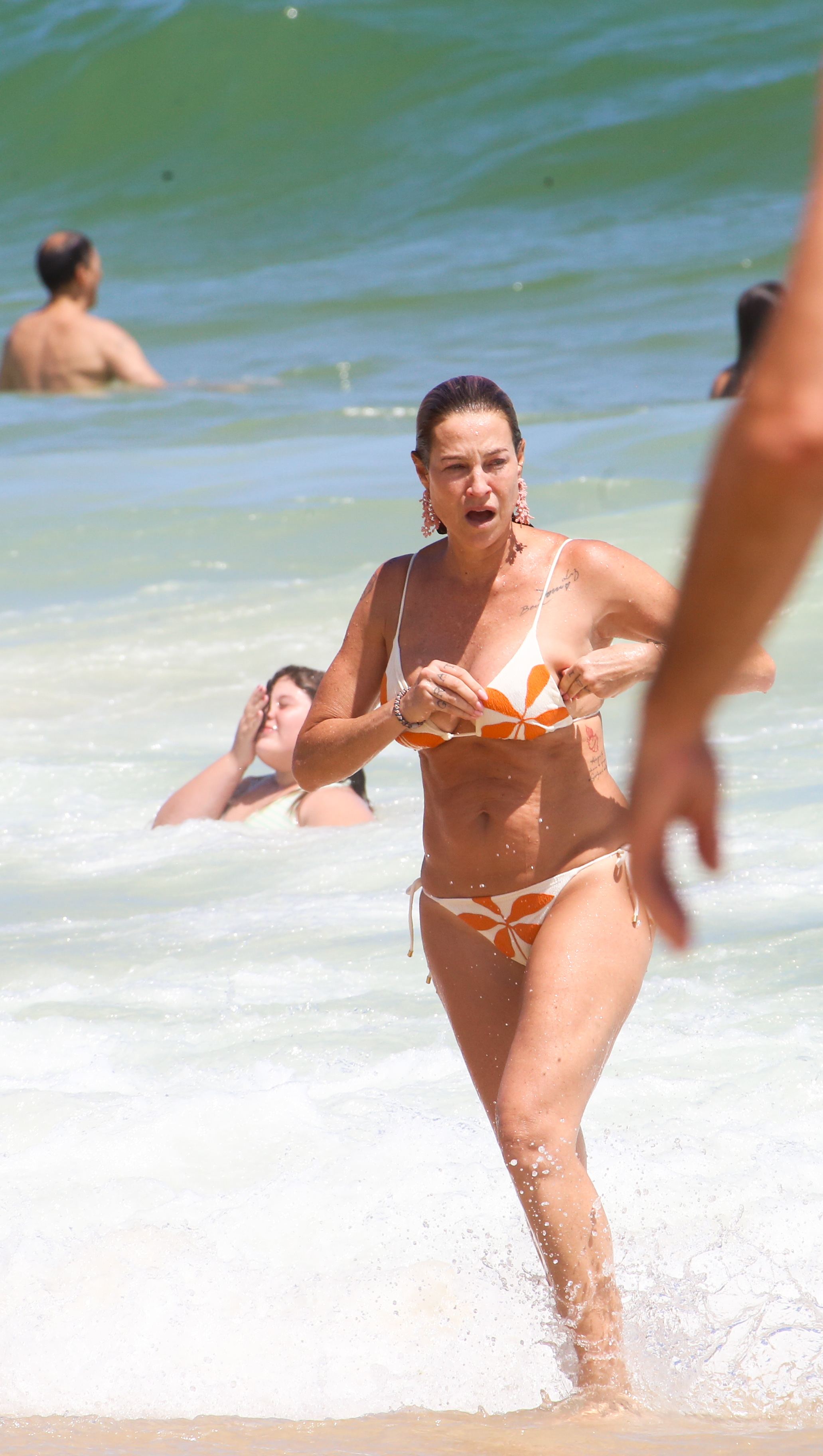 Luana Piovani na praia de Ipanema, no Rio de Janeiro