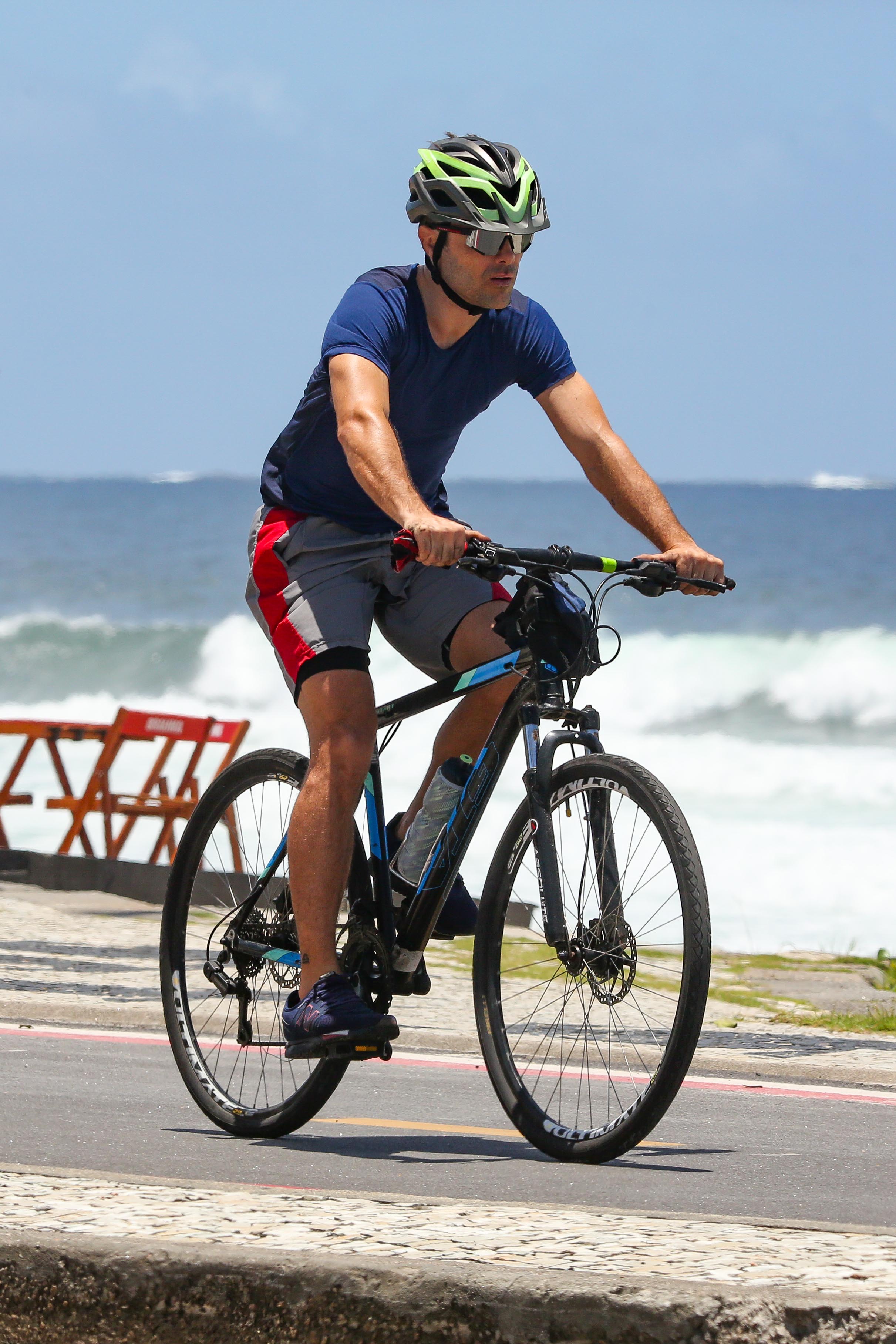 O ator Kayky Brito pedalando em bicicleta.