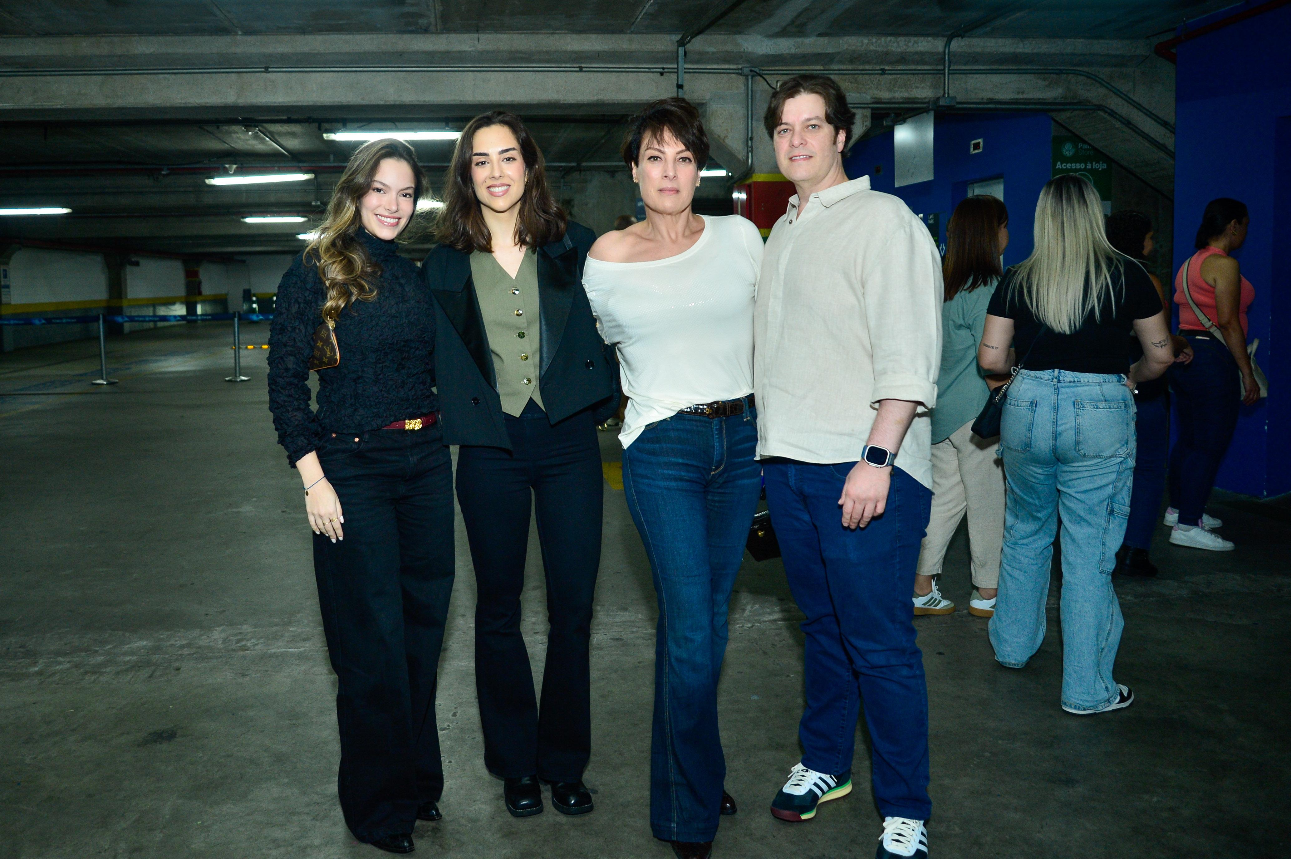 Lara Silva foi a show com a mãe e a cunhada