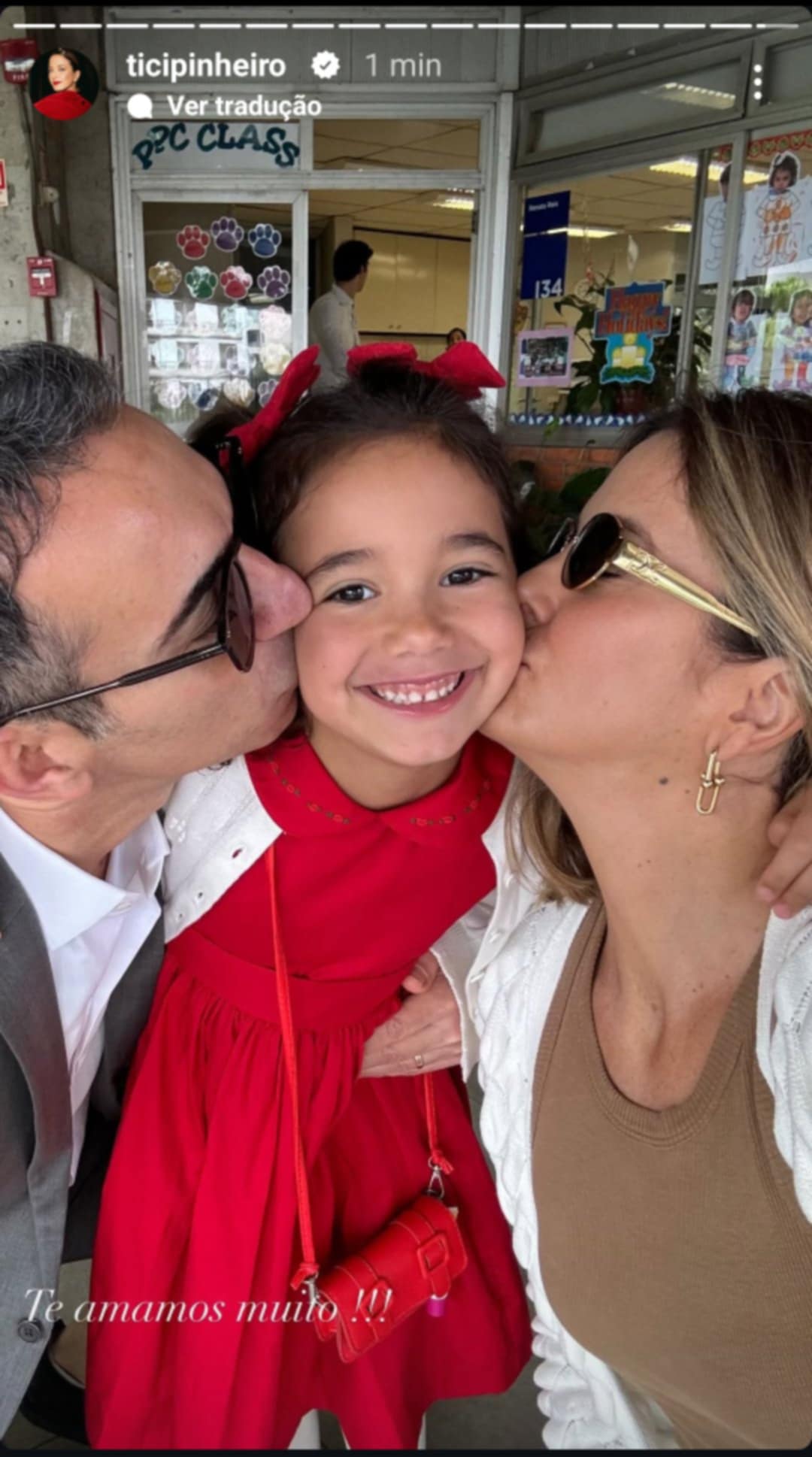 Ticiane Pinheiro e César Tralli vão à festa de fim de ano da filha na escola