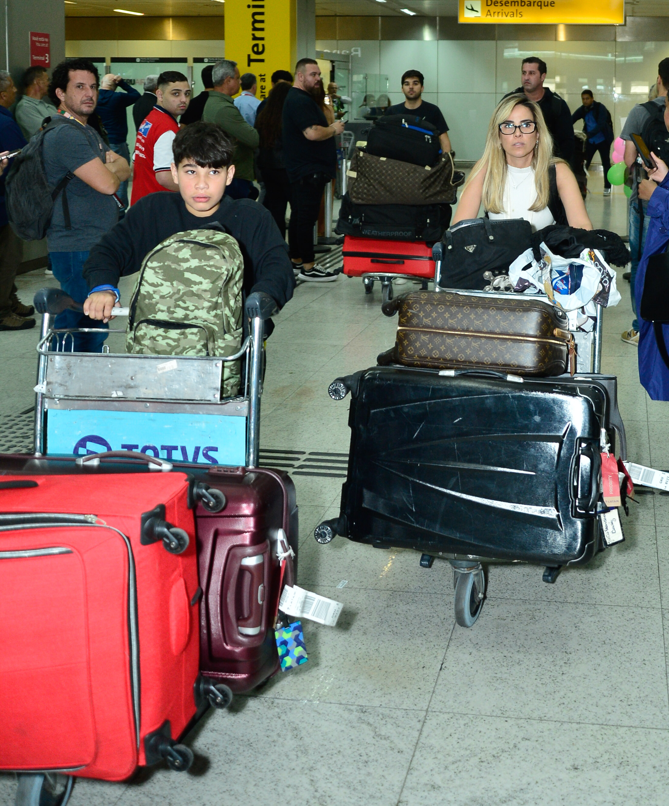 Wanessa Camargo e os filhos em aeroporto